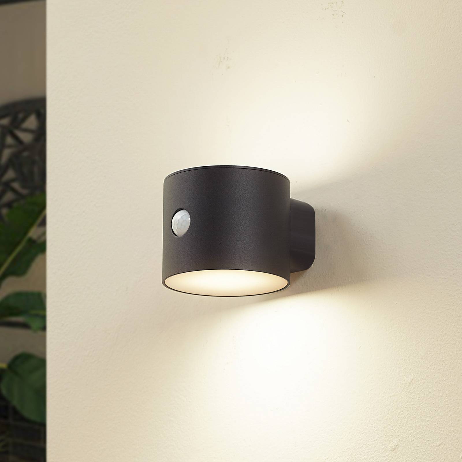 Lindby LED-vegglampe Amren svart ABS sensor