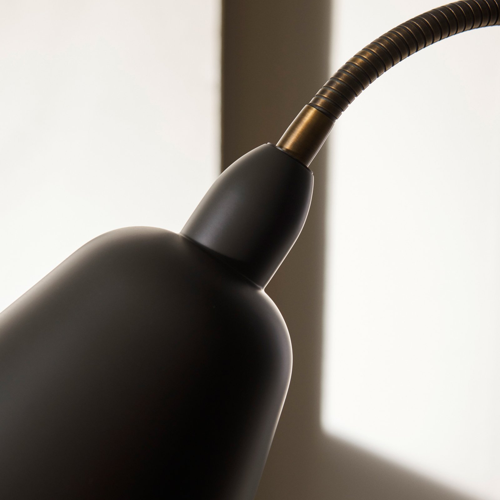 Piantana Bellevue AJ7, grigio pietra/brunito - &Tradition Piantana Bellevue AJ7, grigio pietra/brunito - &Tradition