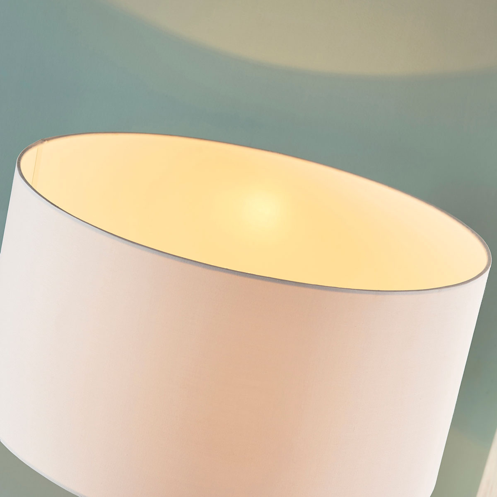 Gulvlampe Mya med tre bein i tre med hvit skjerm Gulvlampe Mya med tre bein i tre med hvit skjerm