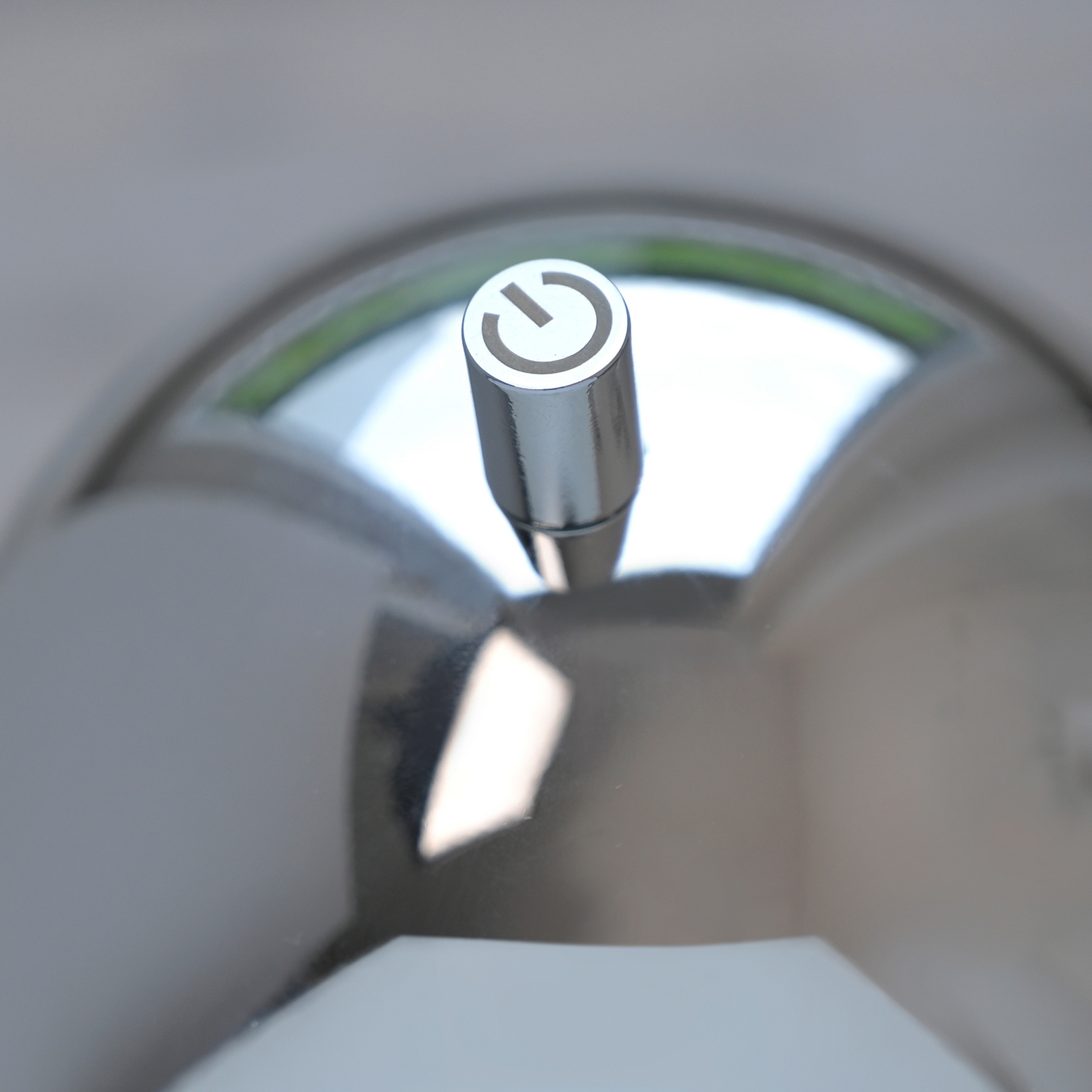 SCHÖNER WOHNEN LED stolna lampa na baterije Belies, krom, IP54 SCHÖNER WOHNEN LED stolna lampa na baterije Belies, krom, IP54