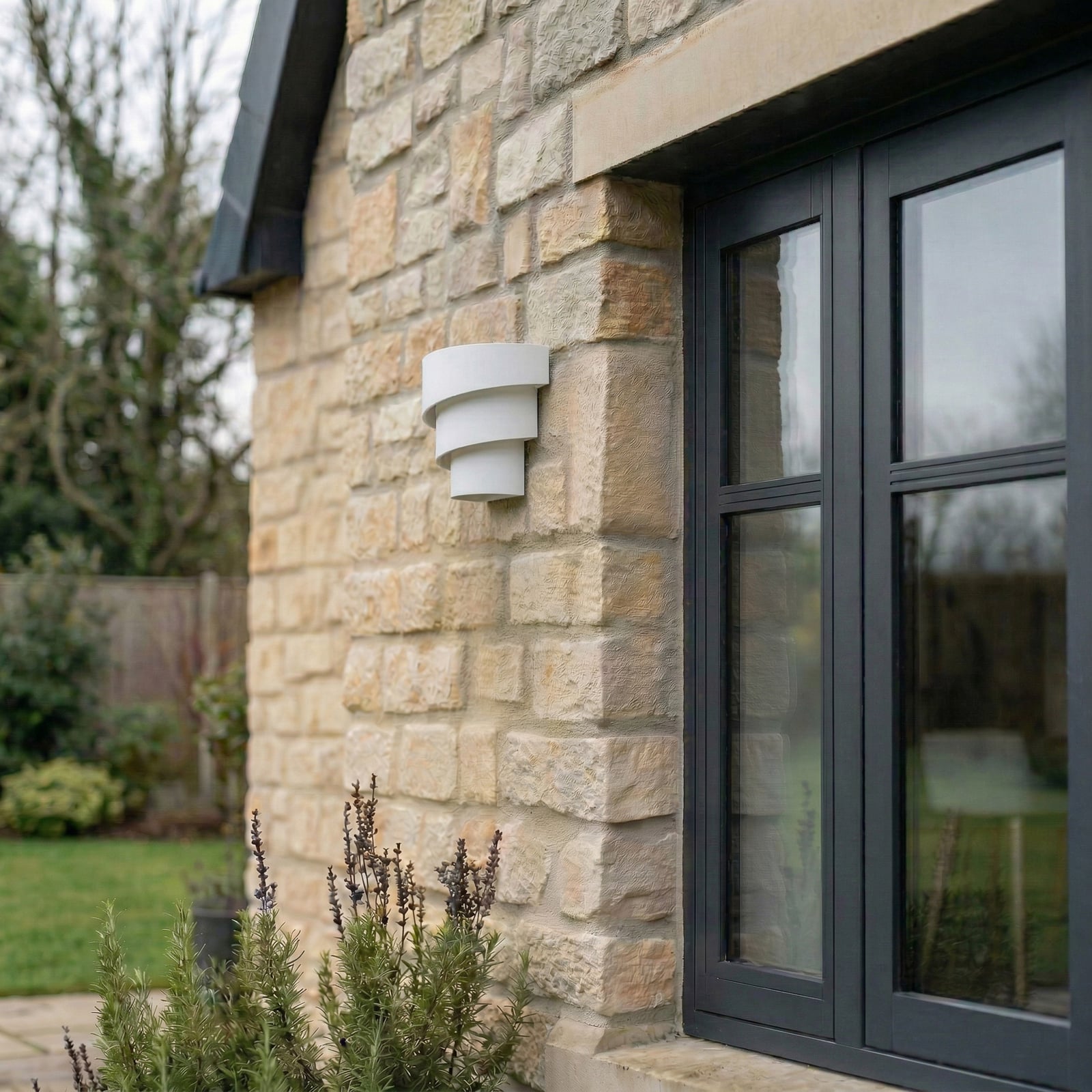 Aplique LED para exterior Valir de Lindby, blanco, tres pantallas, IP54