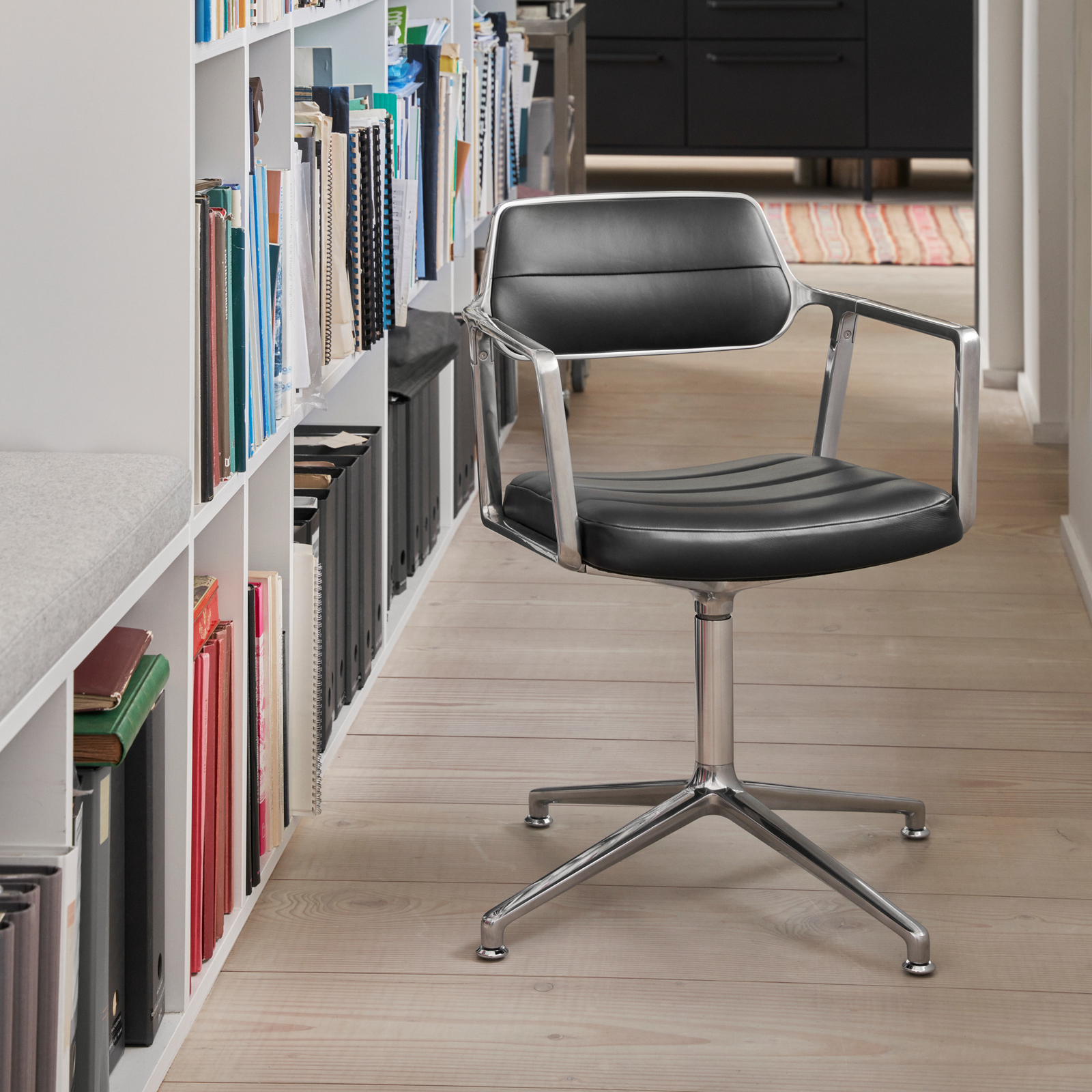 Vipp453 Swivel irodai szék, fekete, bőr/alumínium – Vipp