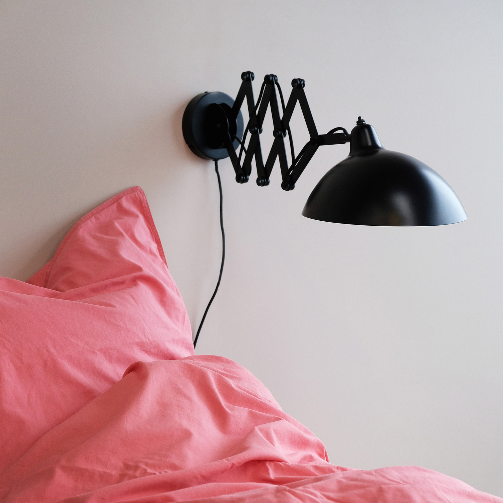 Dyberg Larsen Futura sienas lampa ar šķērveida roku
