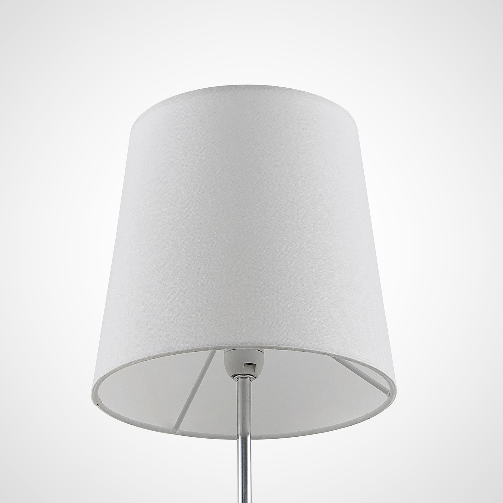 Lindby Leza lámpara de mesa cromo, pantalla blanca
