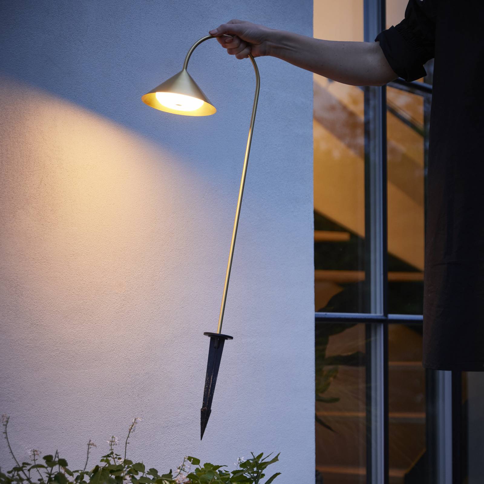 Lampa z grotem ziemnym LED FRANDSEN Grasp, kolor mosiądz, wysokość 82 cm