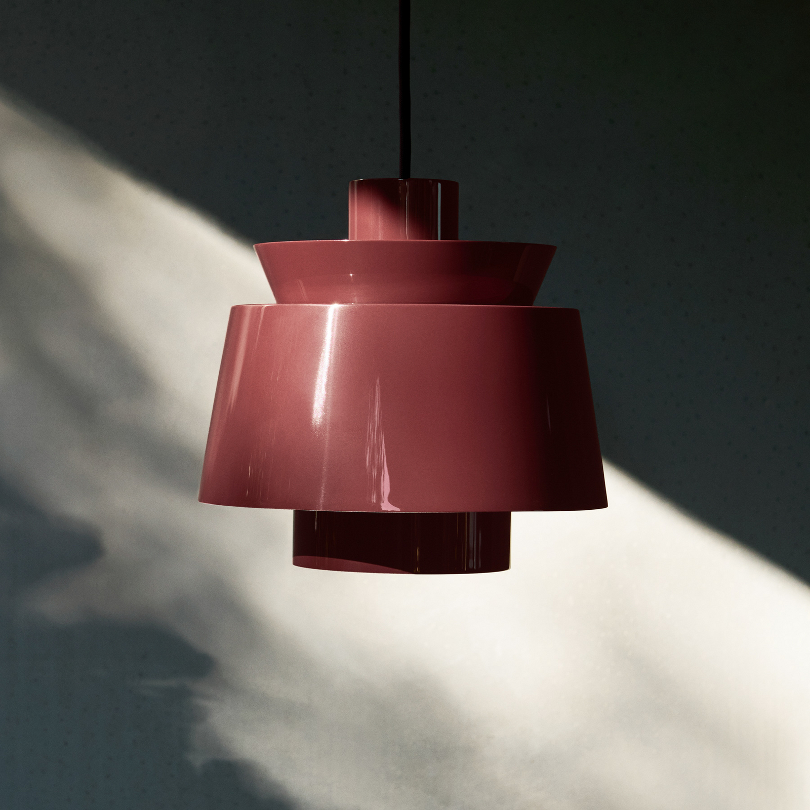 Suspension Utzon JU1, Ø 22 cm, rouge foncé - &TRADITION Suspension Utzon JU1, Ø 22 cm, rouge foncé - &TRADITION