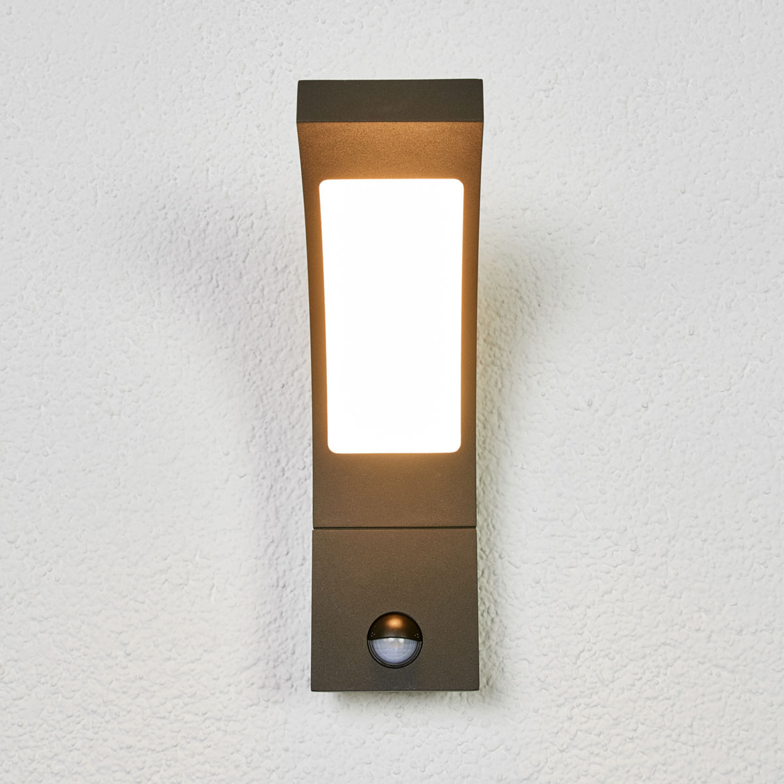 Érzékelős kültéri fali lámpa Juvia LED-ekkel