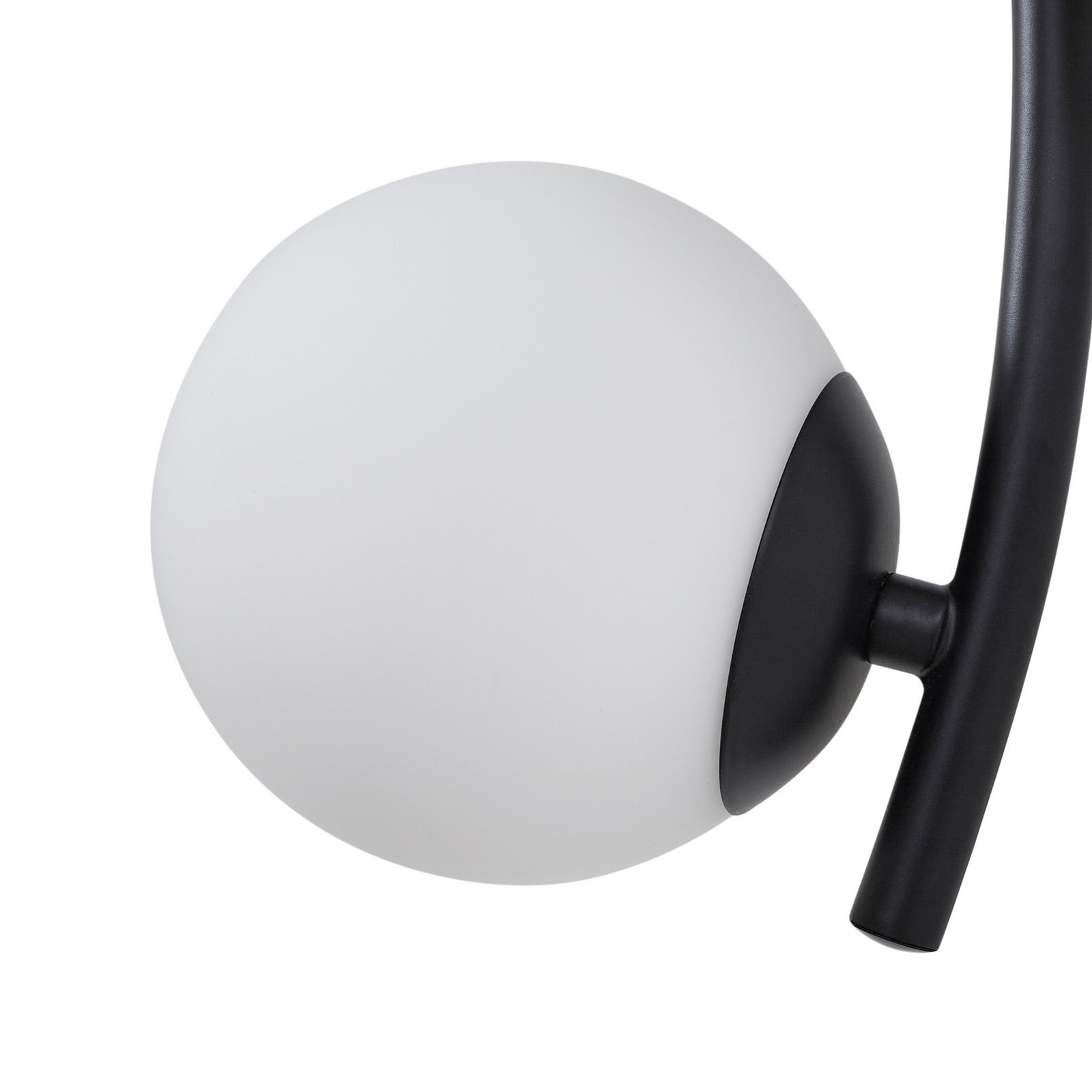 Lindby vägglampa Josiana, opal/svart, 48 cm, kula, glas