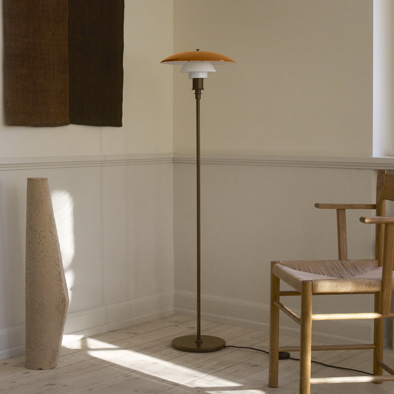 PH 3½-2½ stojacia lampa, brúsená mosadz, jantár - Louis Poulsen PH 3½-2½ stojacia lampa, brúsená mosadz, jantár - Louis Poulsen