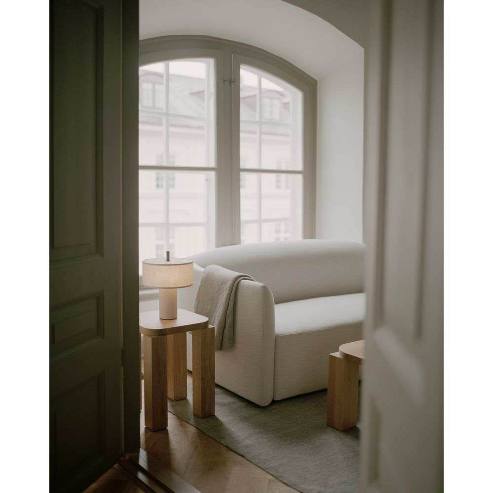 NEW WORKS LED namizna svetilka na baterije Margin Beige, CCT, z možnostjo