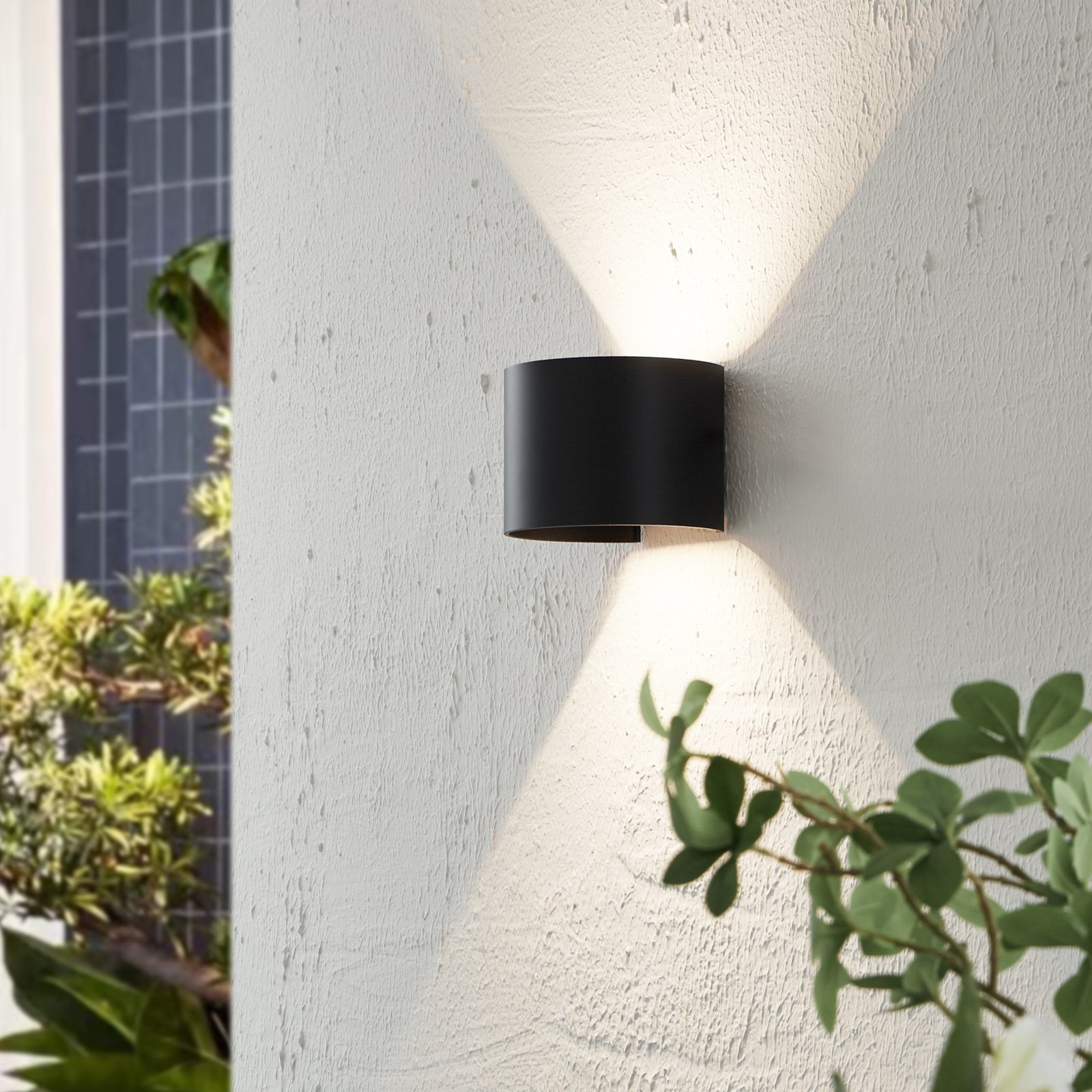 Lindby Nivar LED outdoor wall lamp round black