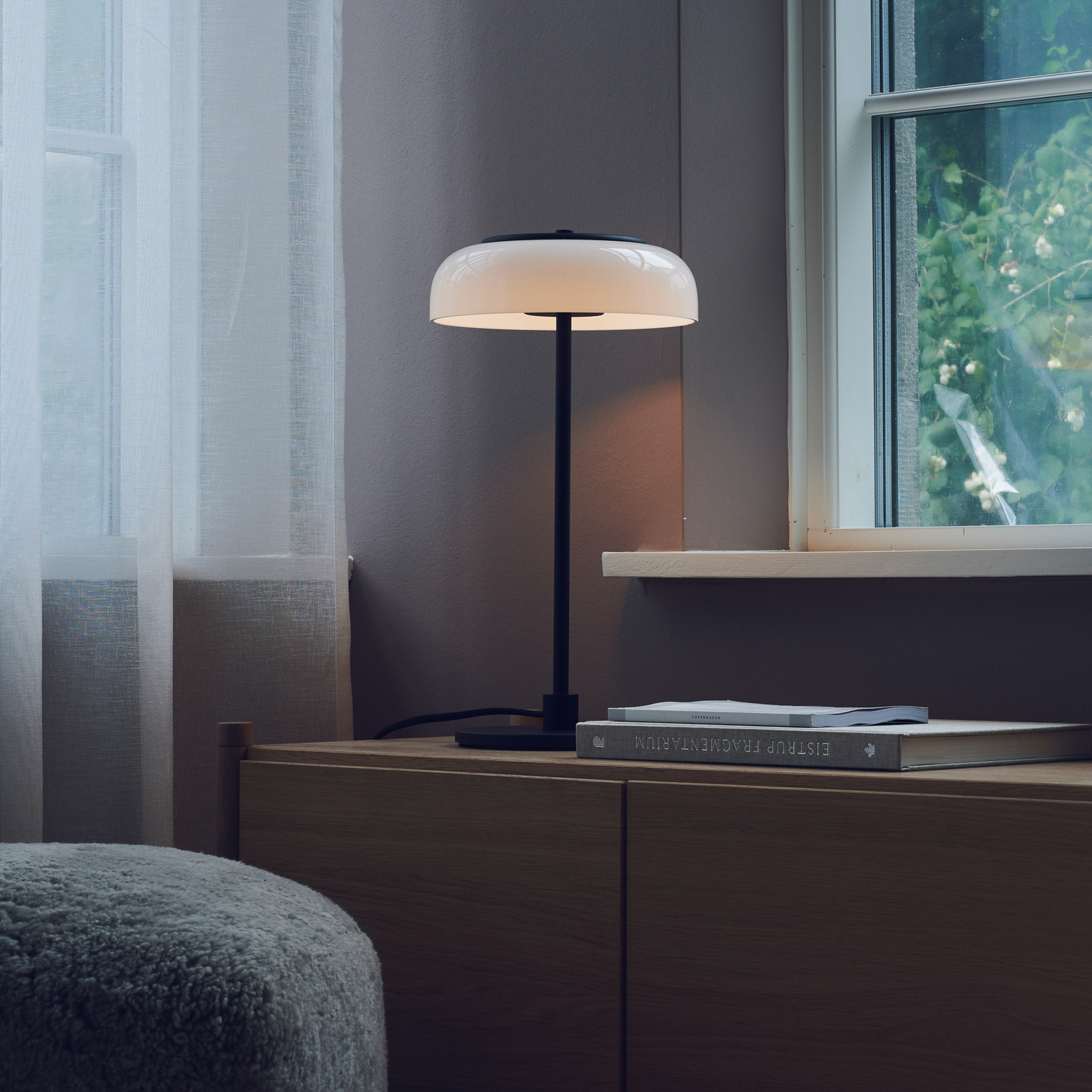 Nuura LED-laualamp Blossi, kõrgus 43 cm, must/opaalklaas