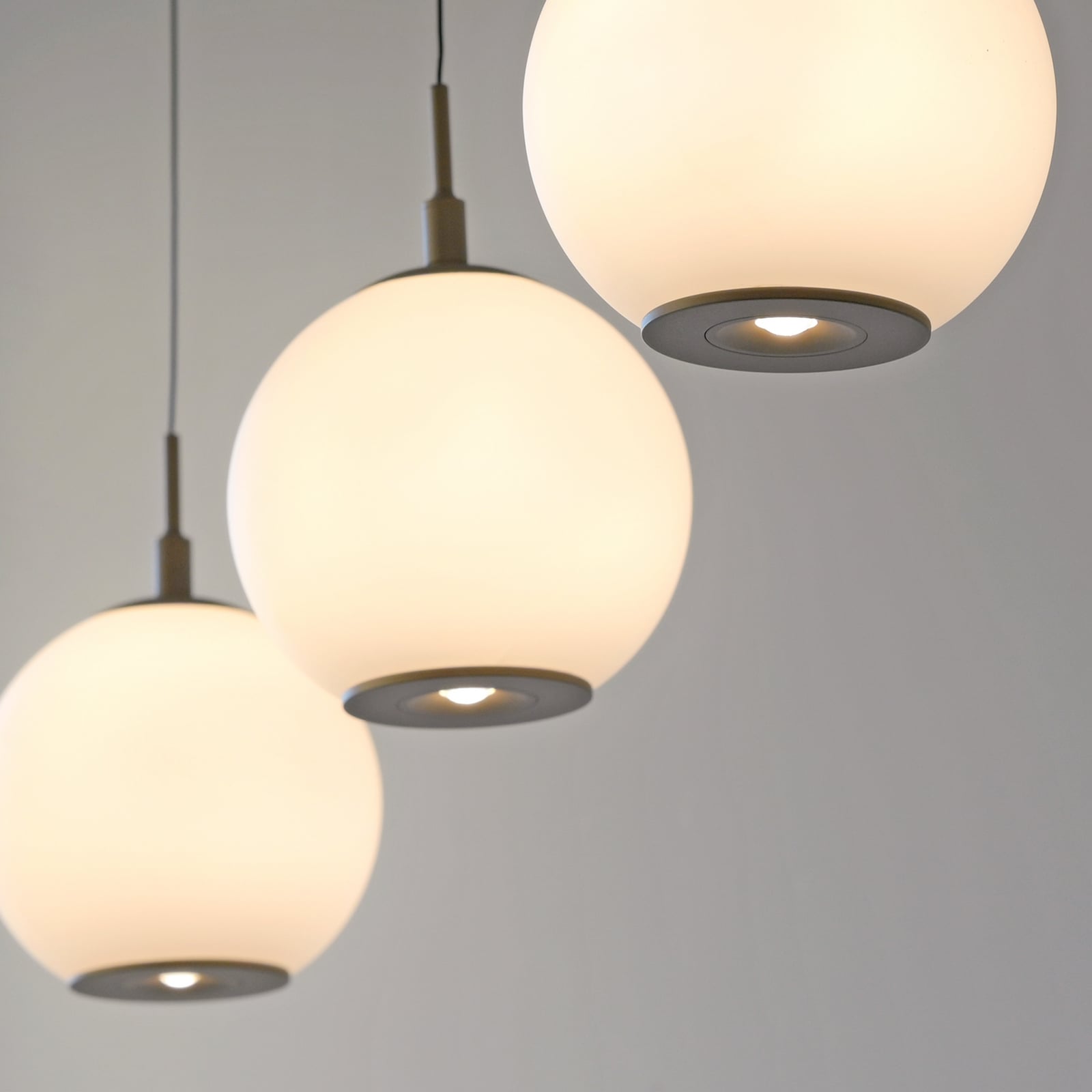 Suspension LED Sandora, couleur sable, longueur 92 cm, verre, à 5 lampes Suspension LED Sandora, couleur sable, longueur 92 cm, verre, à 5 lampes