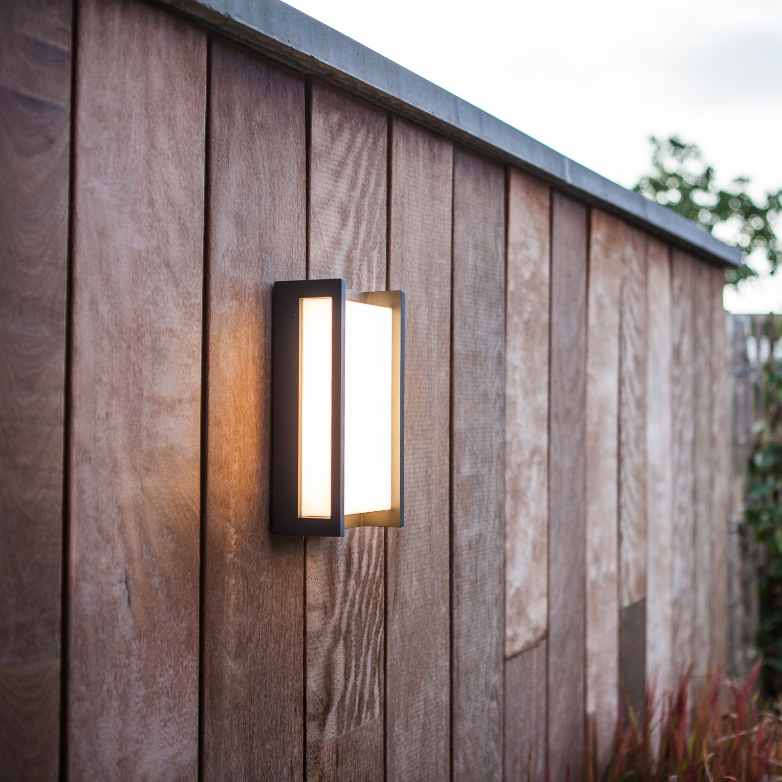 LED buitenwandlamp Qubo, RGBW smart bestuurbaar