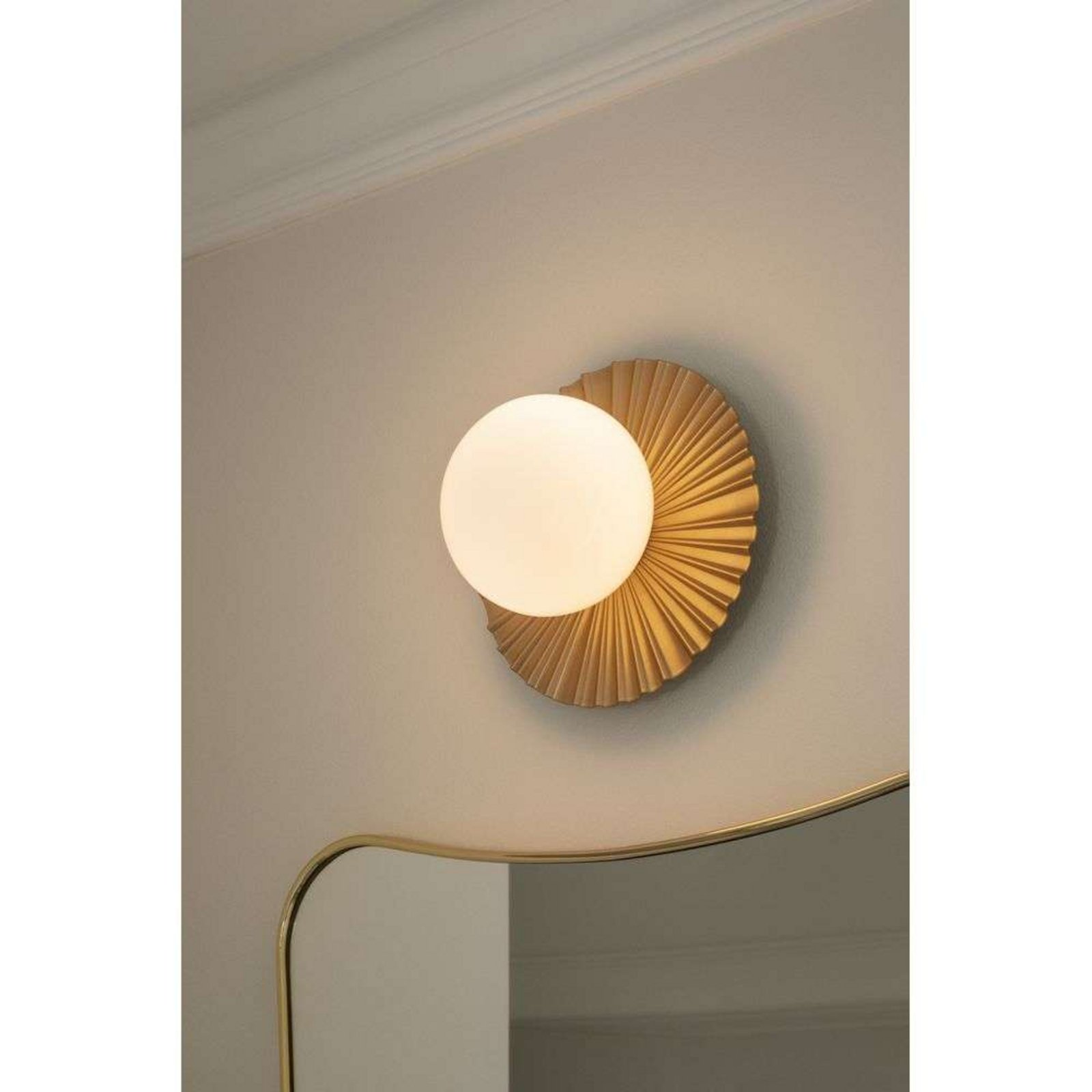 Candeeiro de parede Nuura Liila Muuse, Ø 20 cm, IP44, dourado/ópalo