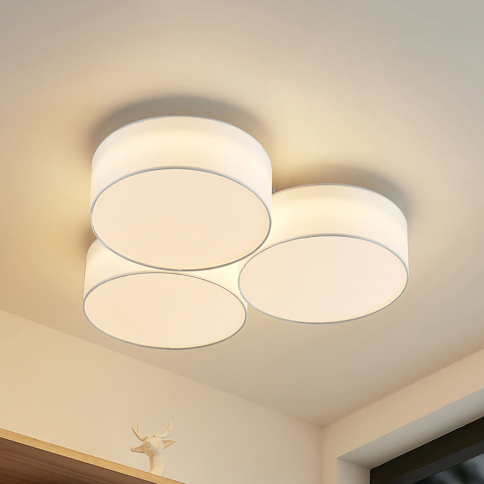 Lindby Janita LED-Stoffdeckenlampe, 3-fl., weiß