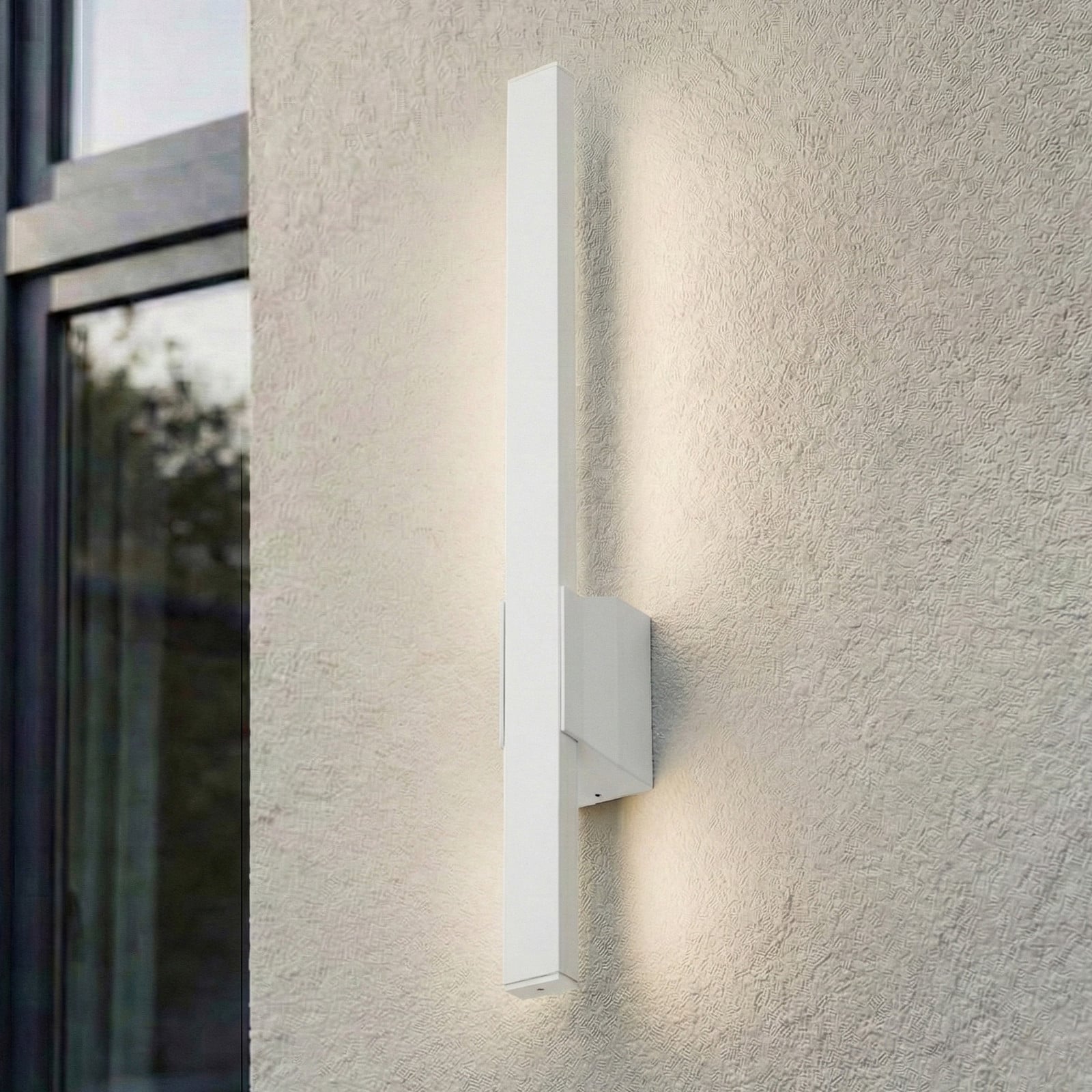 Sakari LED-utomhusv&auml;gglampa, h&ouml;jd 50 cm, aluminium, vit &ndash; Lindby - Terrass - Modern - Med en ljusk&auml;lla