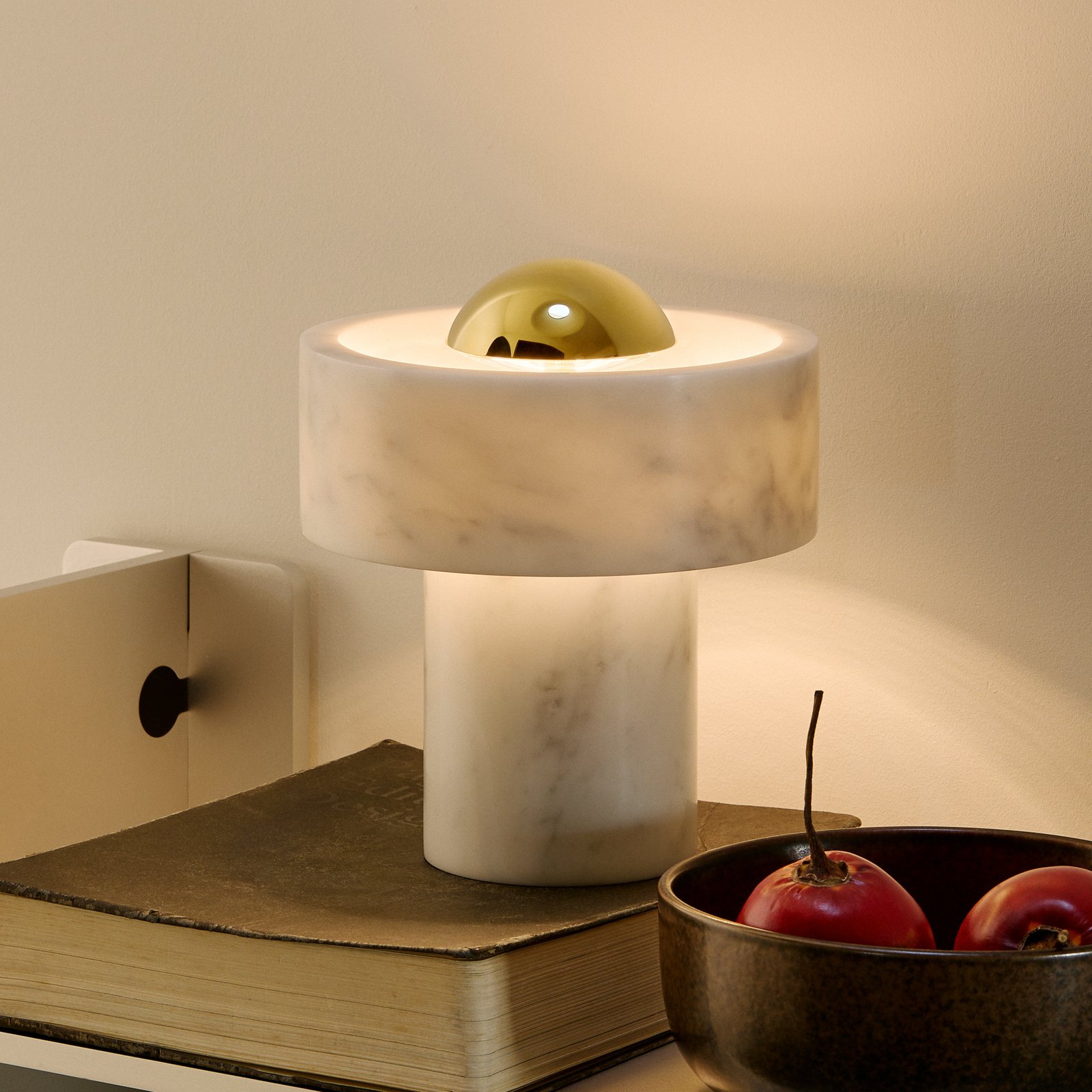 Lámpara de mesa LED recargable Stone de Tom Dixon, color dorado, altura 19 cm