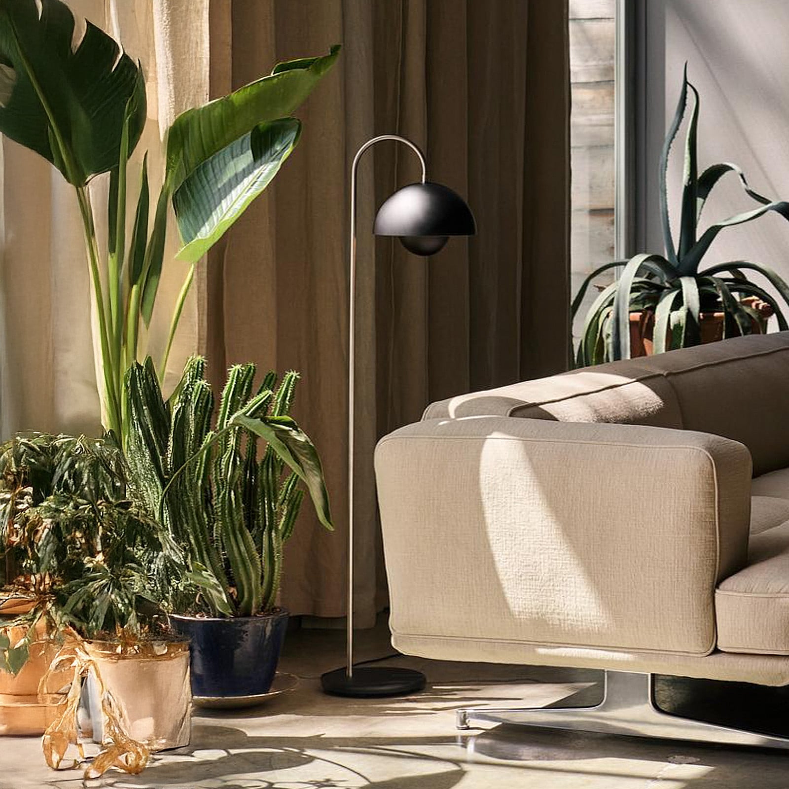 Flowerpot VP12 golvlampa, svart, h&ouml;jd 122 cm &Tradition - Vardagsrum - Design - Metall - Med lampsk&auml;rm