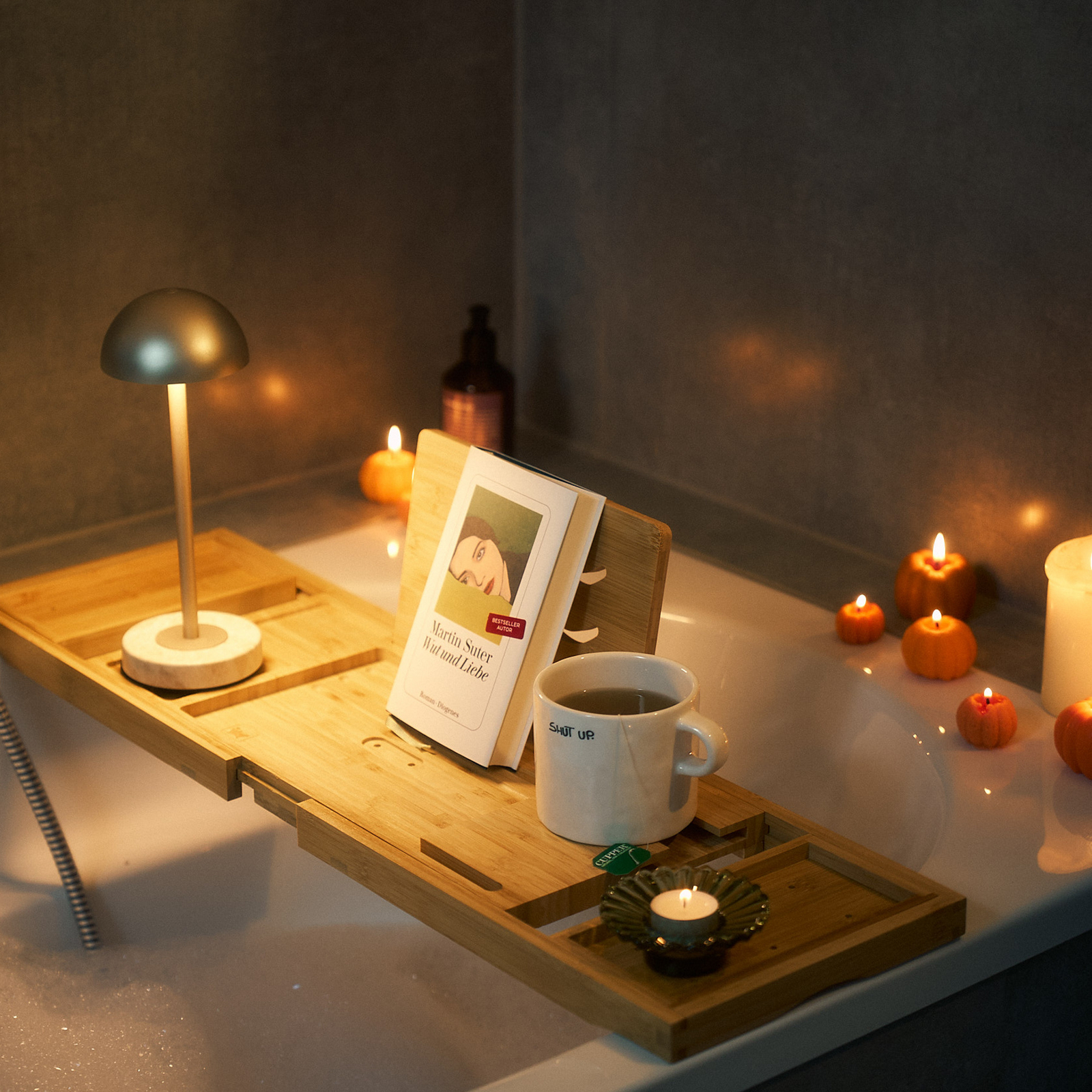 Lindby LED punjiva stolna lampa Pippin, zlatna/travertin, IP44