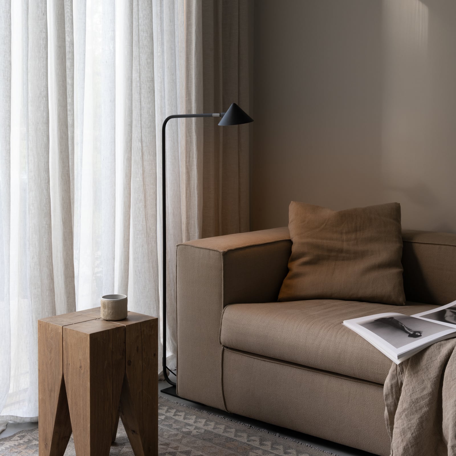 Podna lampa Kuro, crna, visina 120 cm, G9, prigušiva – Watt &amp; Veke