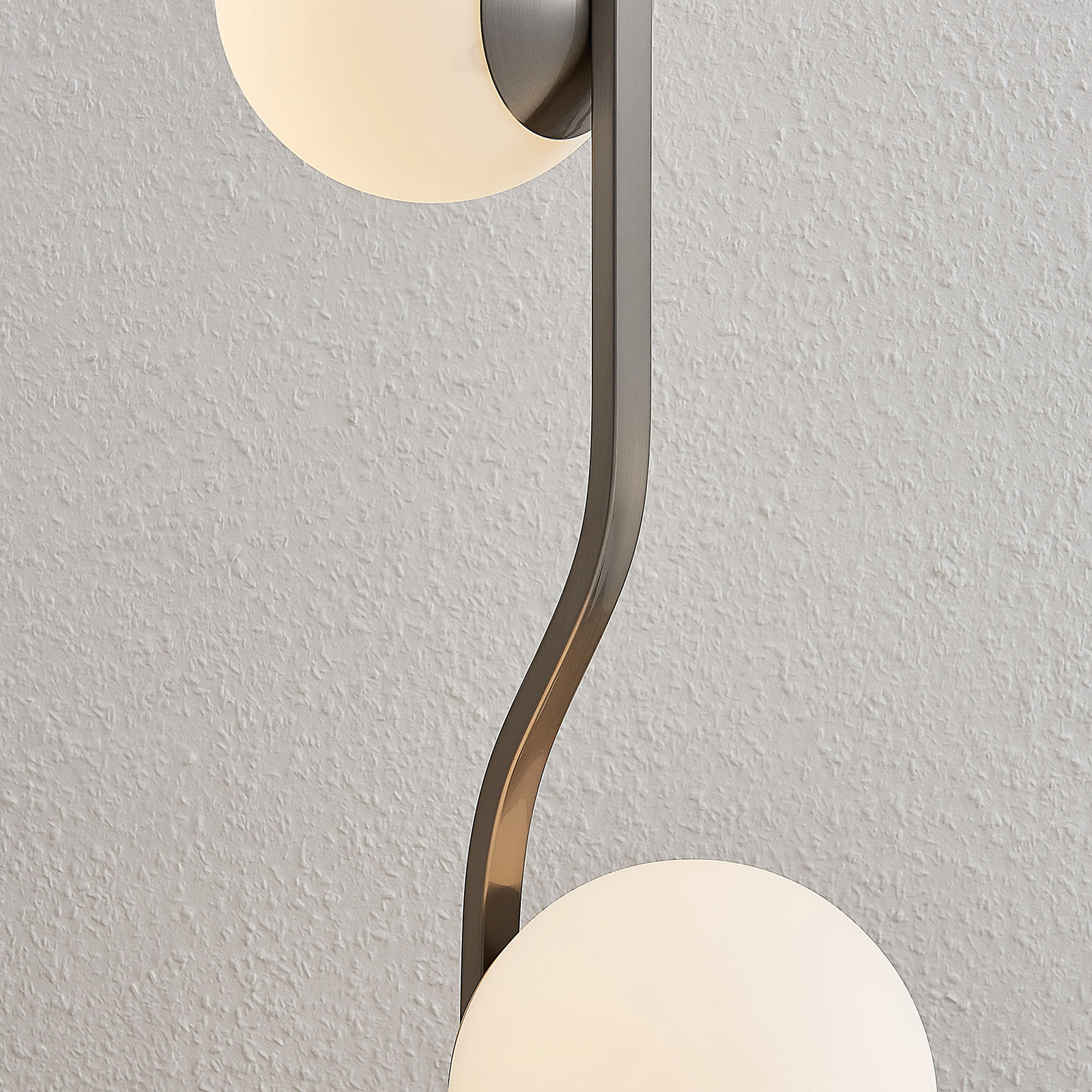 Lindby Avalyn golvlampa, vit, satinerad nickel