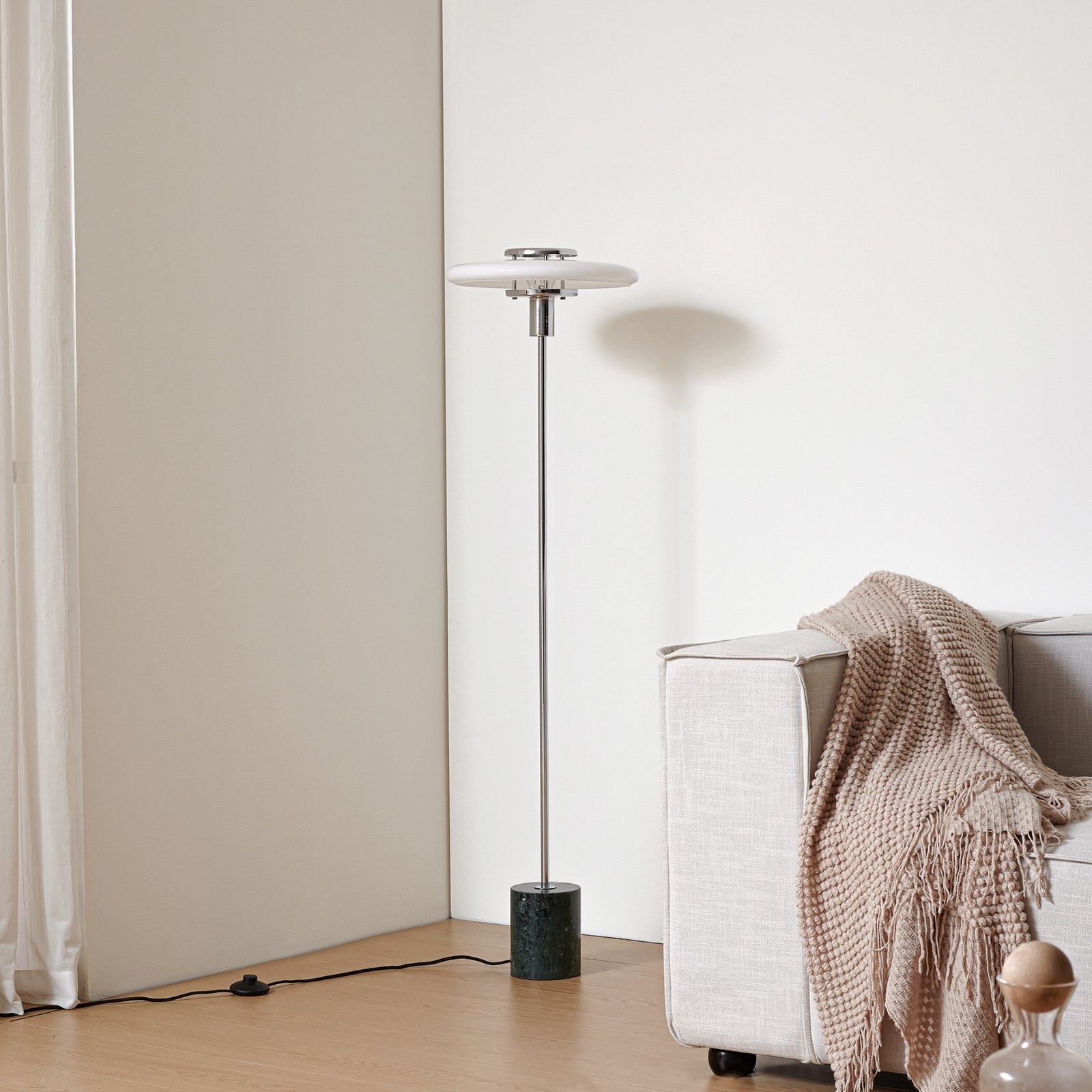 Lindby Stehleuchte Branford, 130 cm, weiß/grün, Glas/Marmor