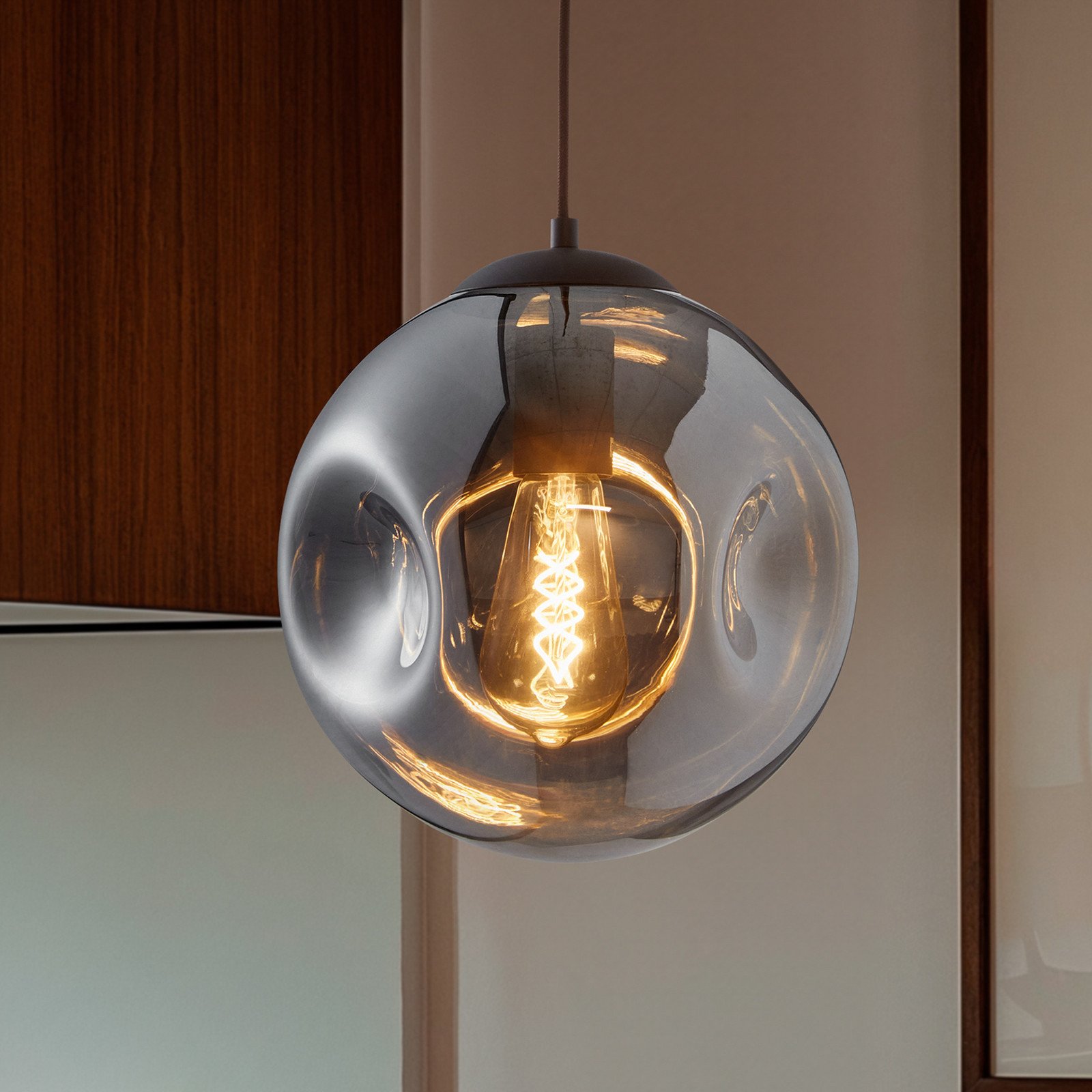 Suspensie Lindby Valentina E27 Ø 25 cm gri fumuriu sticlă - Camera de zi / sufragerie - design - gri fumuriu cafea