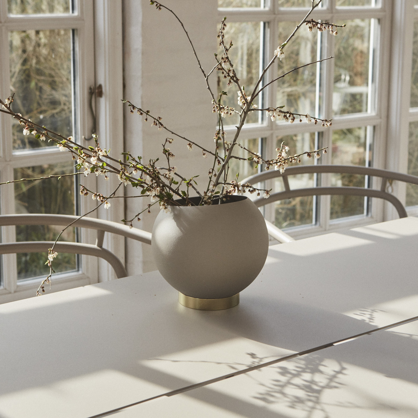 AYTM Globe flower pot, Ø 17 cm, grey-brown, aluminium, steel