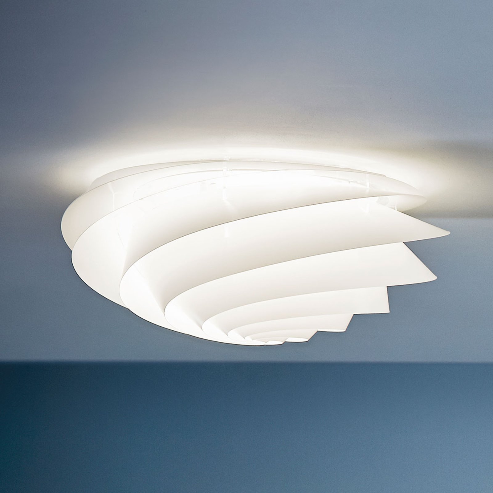 LE KLINT Swirl Medium - vegglampe med LED, hvit