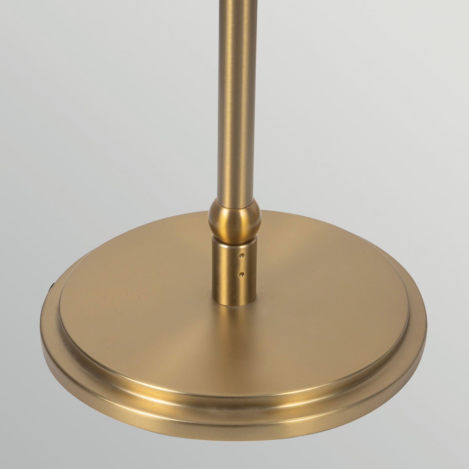 Stovinis šviestuvas „Crosby“, smėlio spalvos/auksinis, aukštis 173 cm, Stovinis šviestuvas „Crosby“, smėlio spalvos/auksinis, aukštis 173 cm,