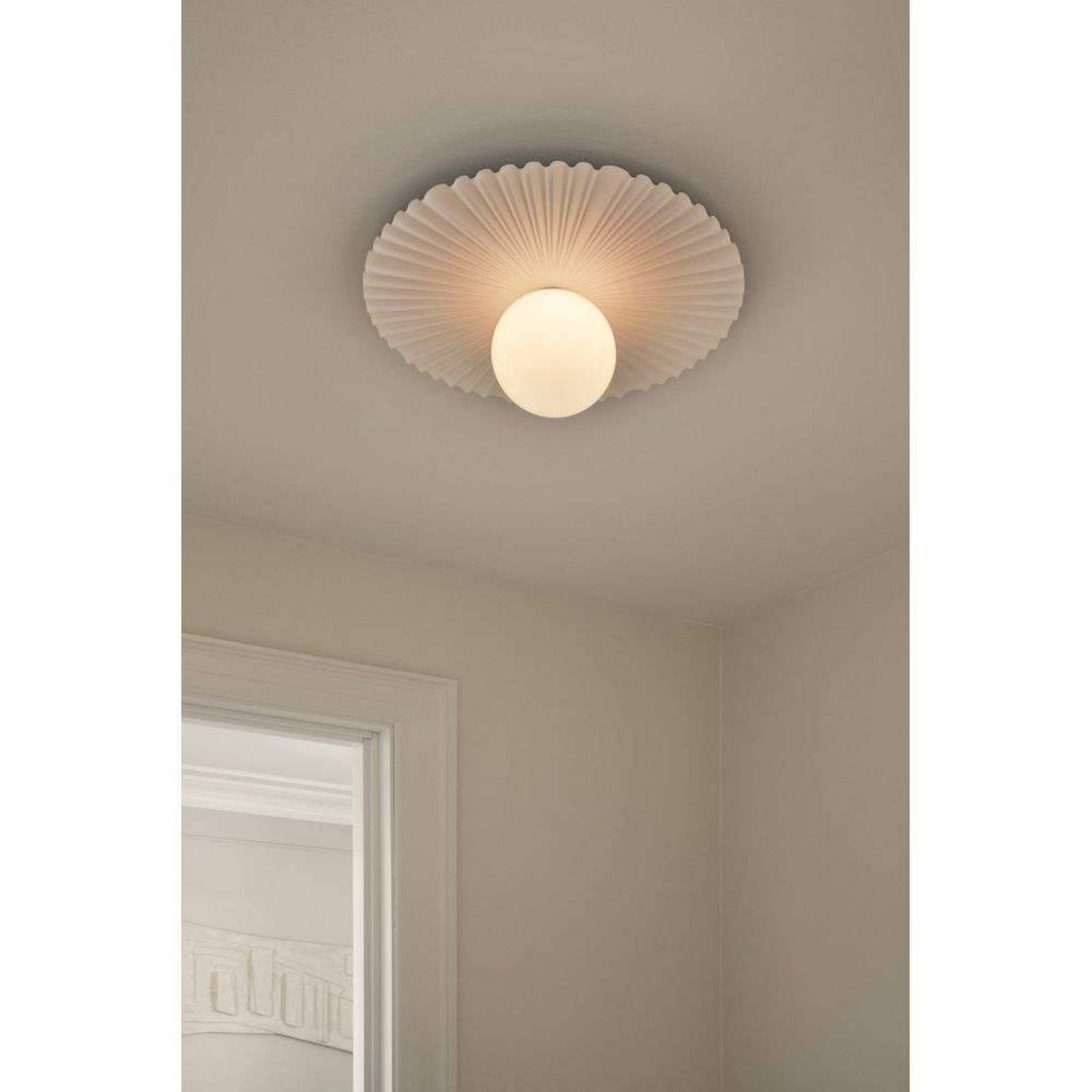 Lampa ścienna Nuura Liila Muuse, Ø 42 cm, IP44, biała/opalowa