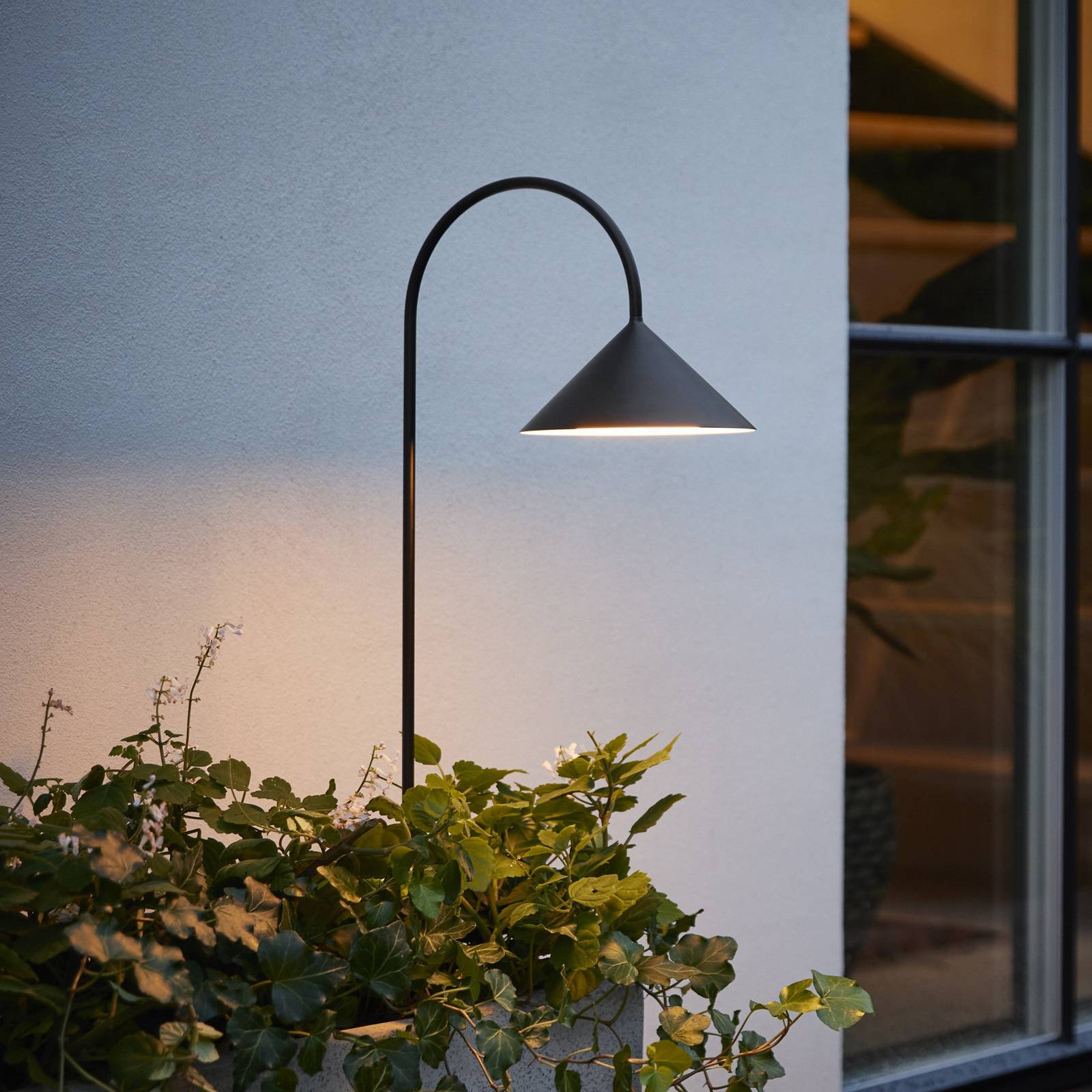 Lampa z grotem ziemnym FRANDSEN Grasp, czarna, wysokość 82 cm