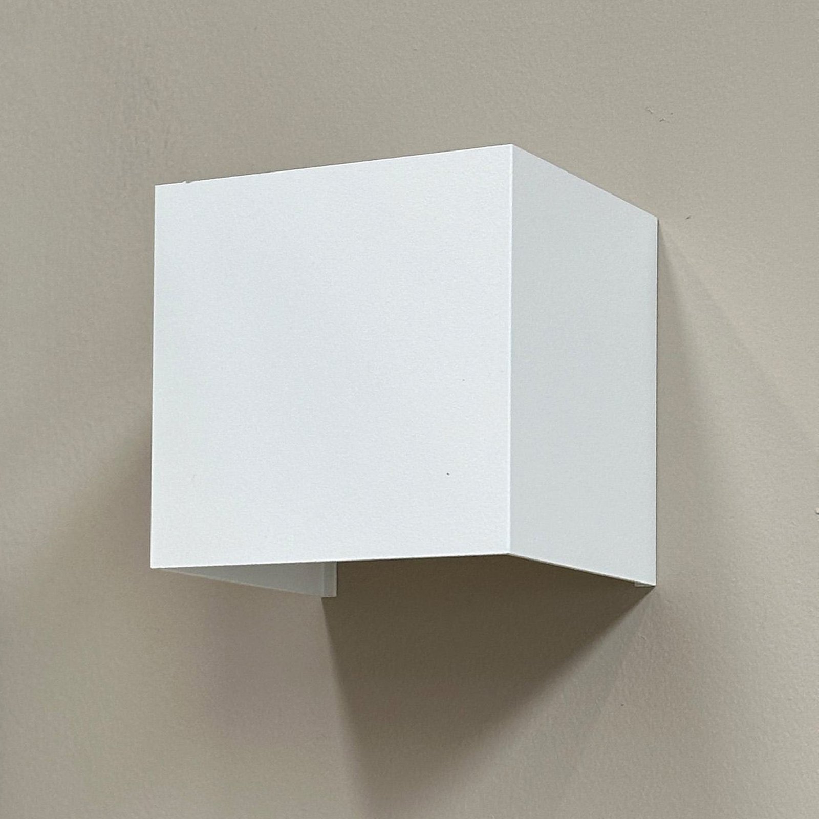 Dyberg Larsen Venus LED wall lamp, white, width 10 cm