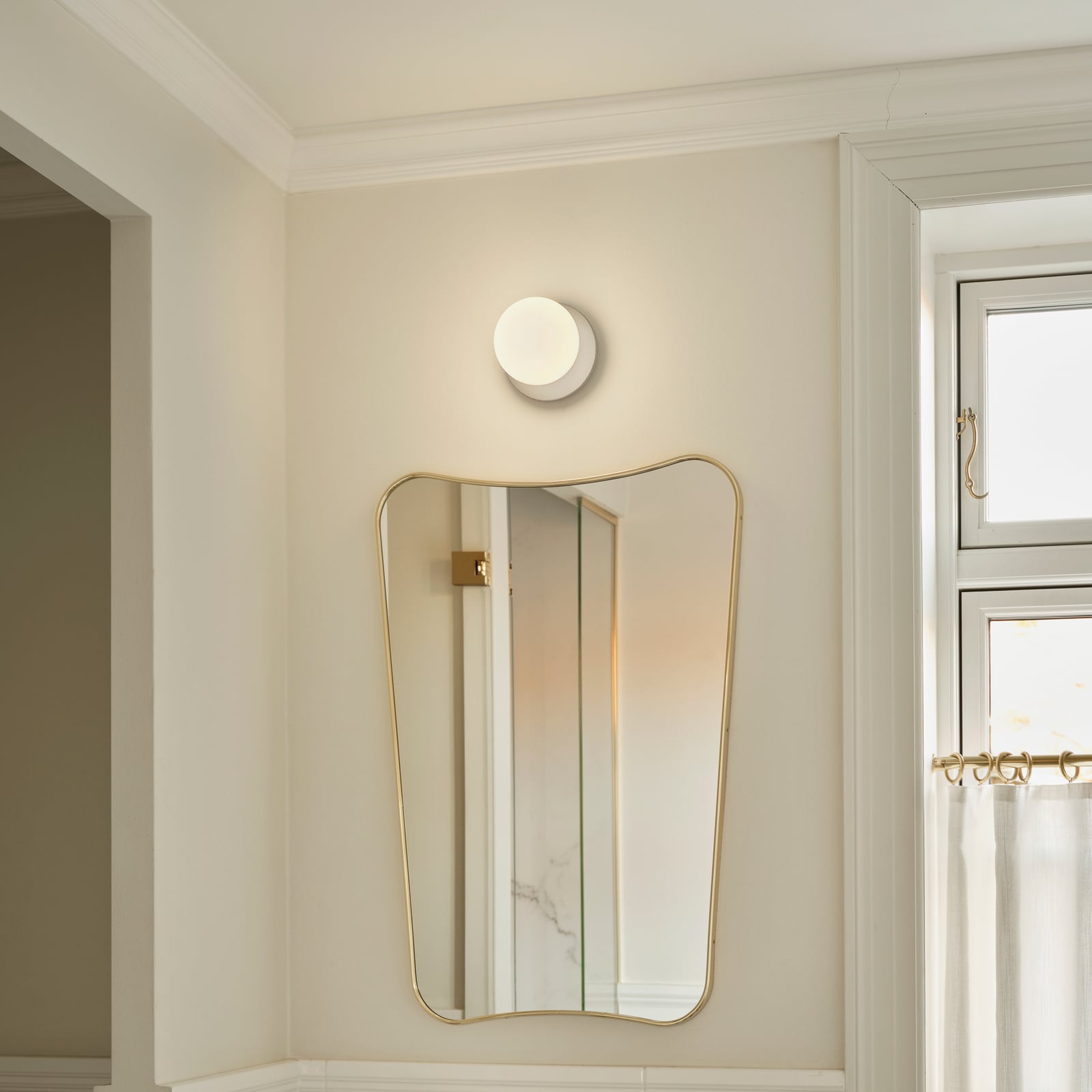 Liila 1 wall/ceiling lamp, silver/opal, Ø 14 cm, IP44 - Nuura