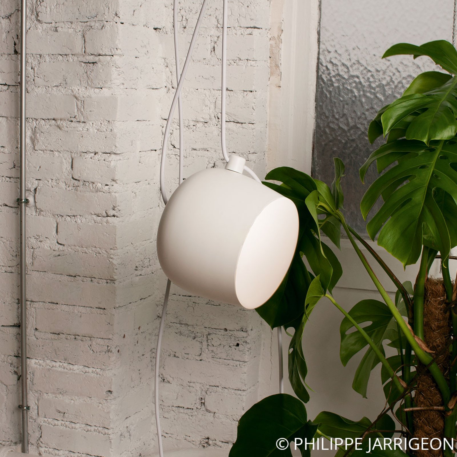 FLOS Aim Small LED závesná lampa biela