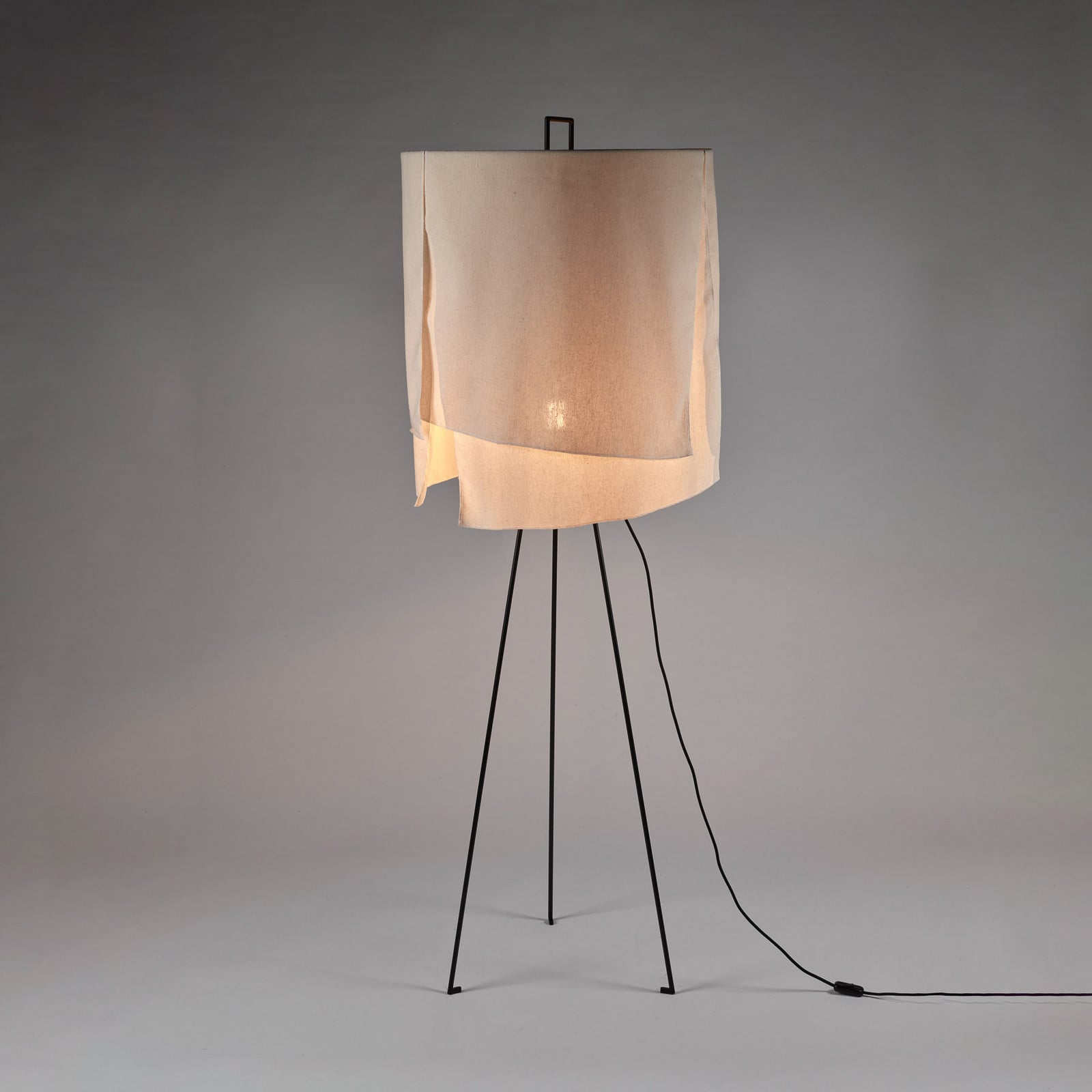 L BLACK BEIGE NOMAD gulvlampe, tekstil, beige, høyde 173,5 cm, E27 – Serax - Stue - Design - Stoff / Tekstil - Med en lyskilde