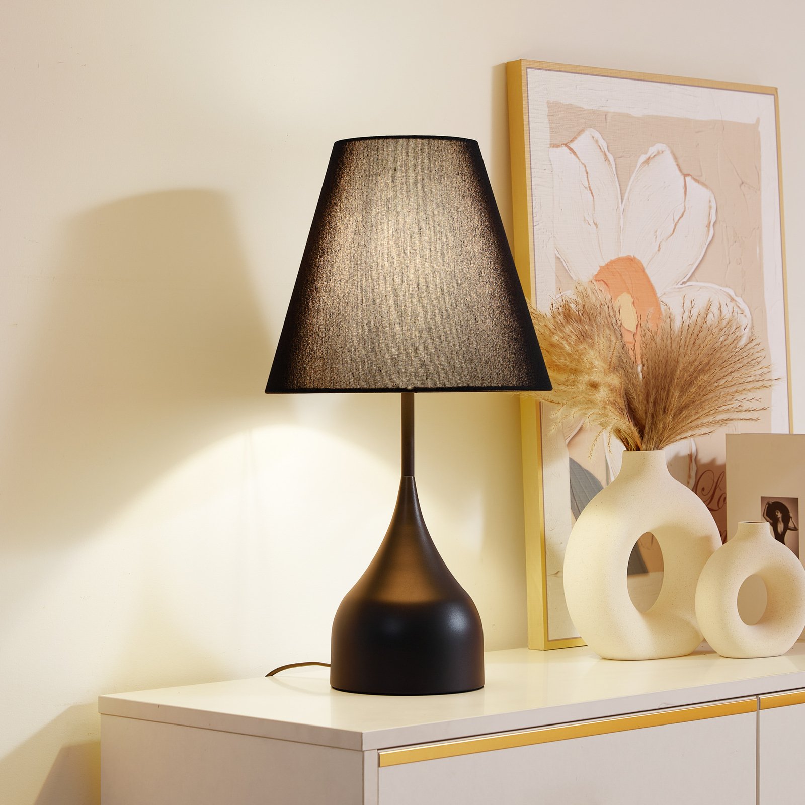 Lámpara de mesa Lucande Luoti, negra, textil, altura 57 cm