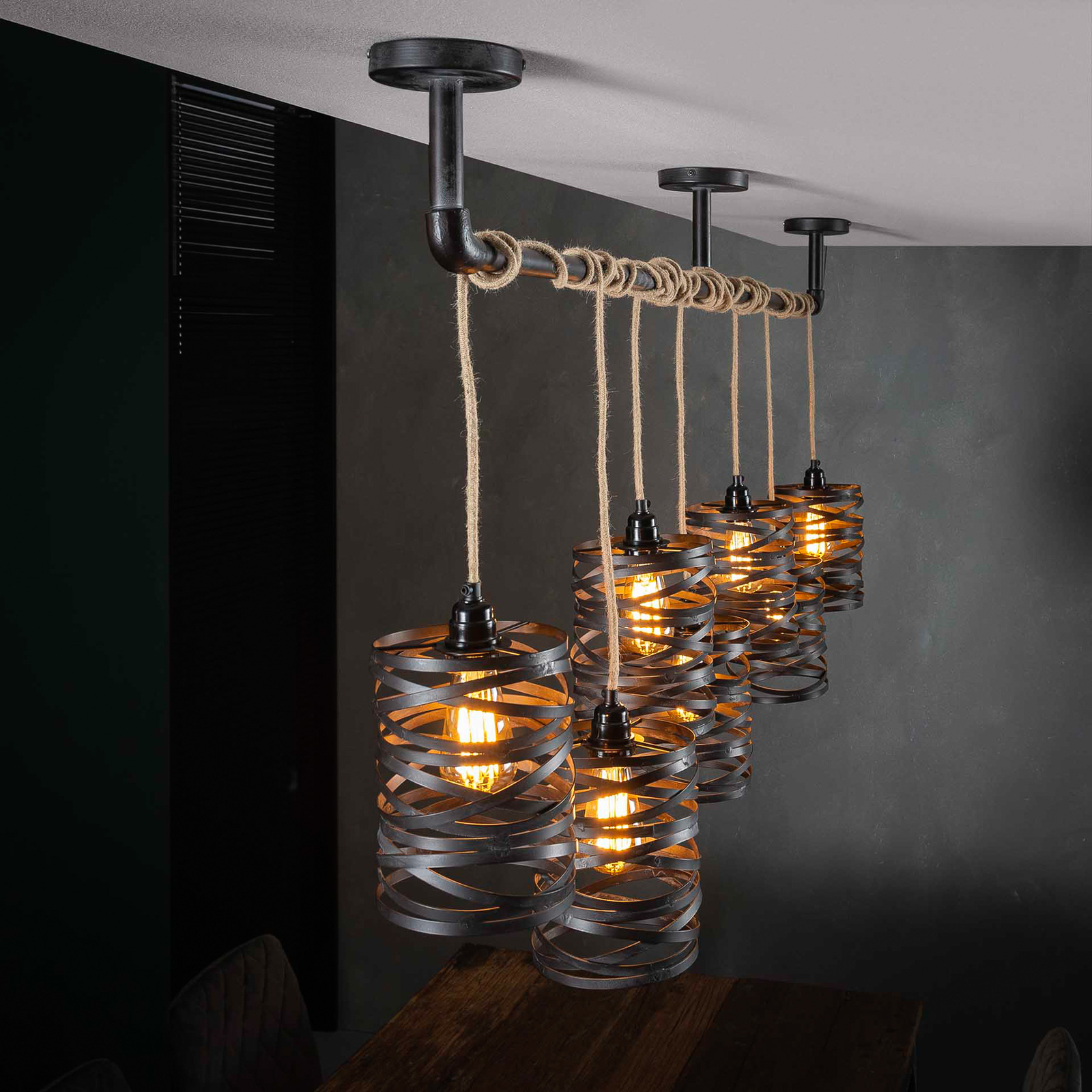 Crossround hanglamp met 7 spiraalvormige kappen