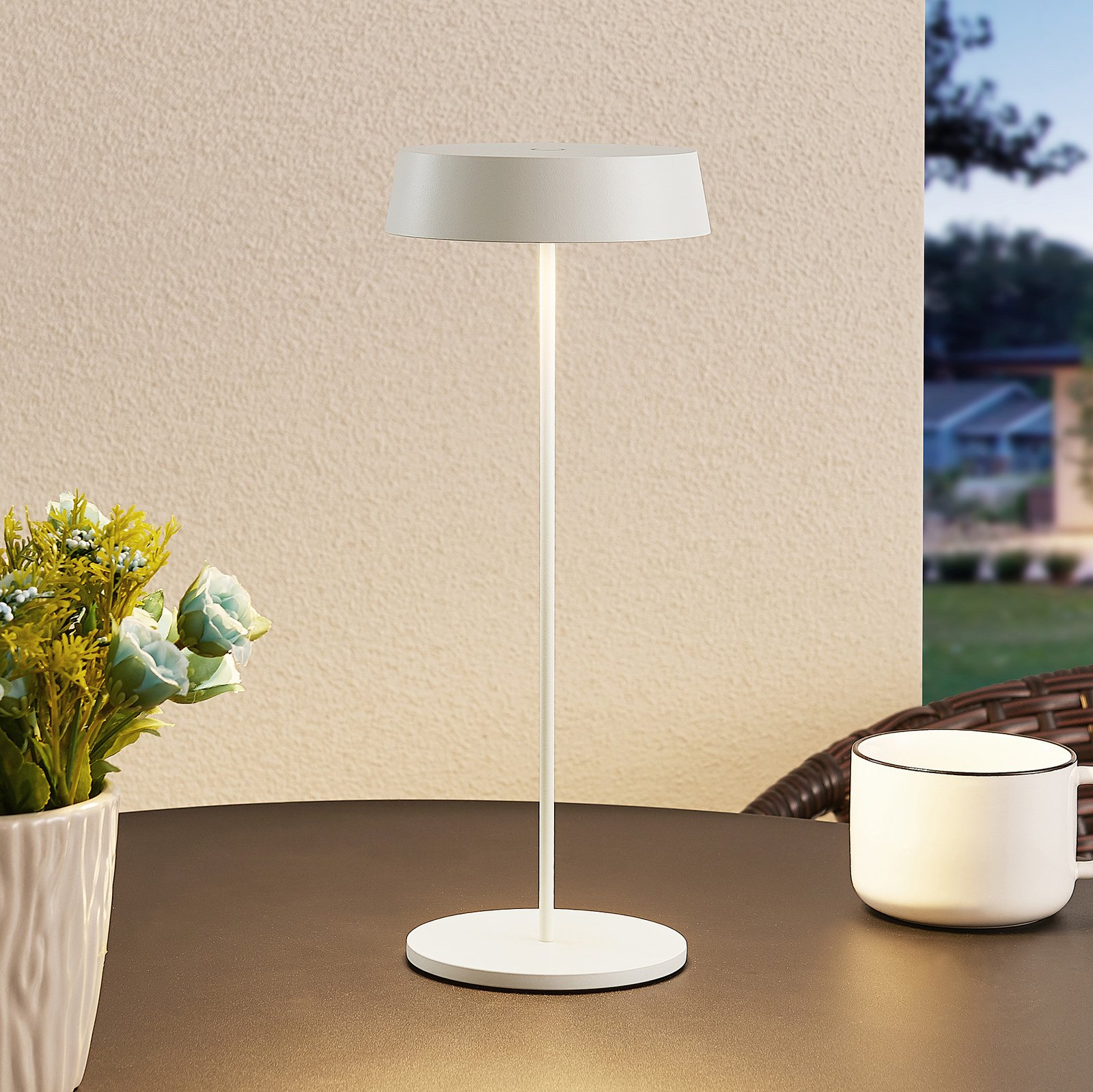 Lámpara de mesa Lucande LED recargable Tibia, blanca, aluminio, USB, IP54