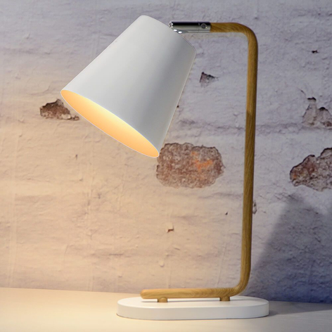 Cona – bordslampa med stomme i trädesign