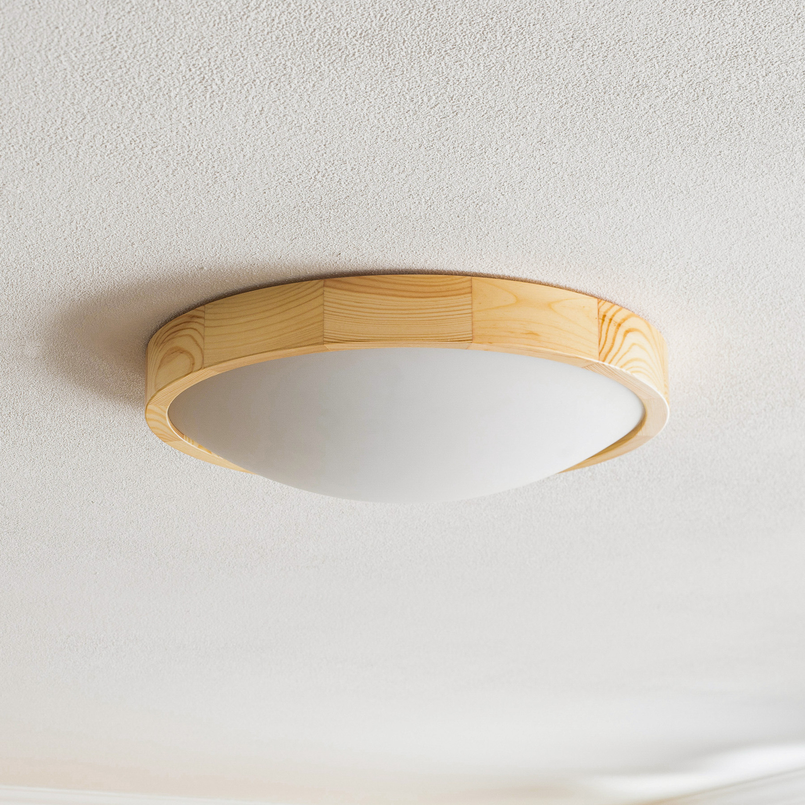 Envostar Zeus ceiling lamp, wood, pine, Ø 37 cm