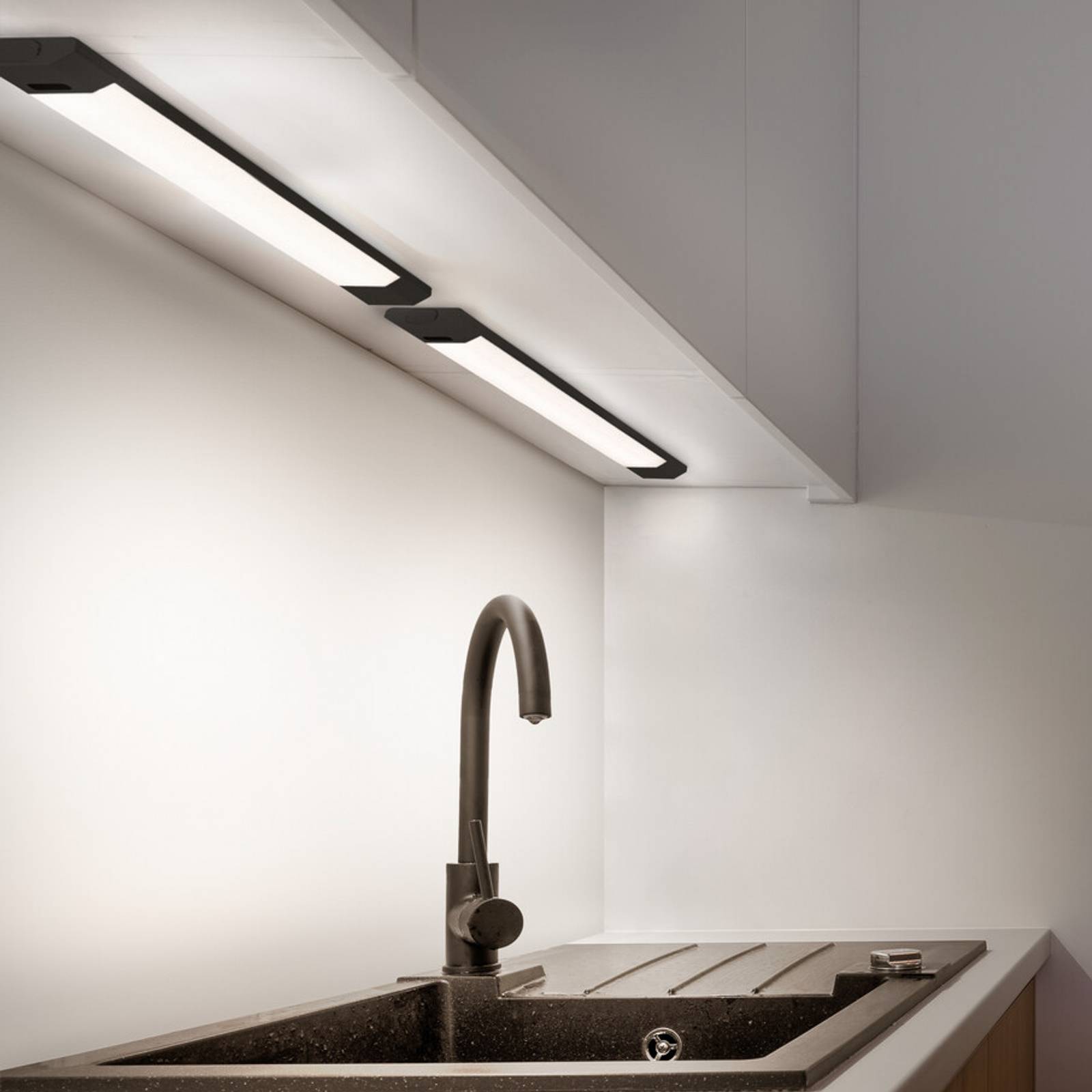 Oprawa podszafkowa LED OSRAM Linear Edge Sensor 50 cm czarna CCT
