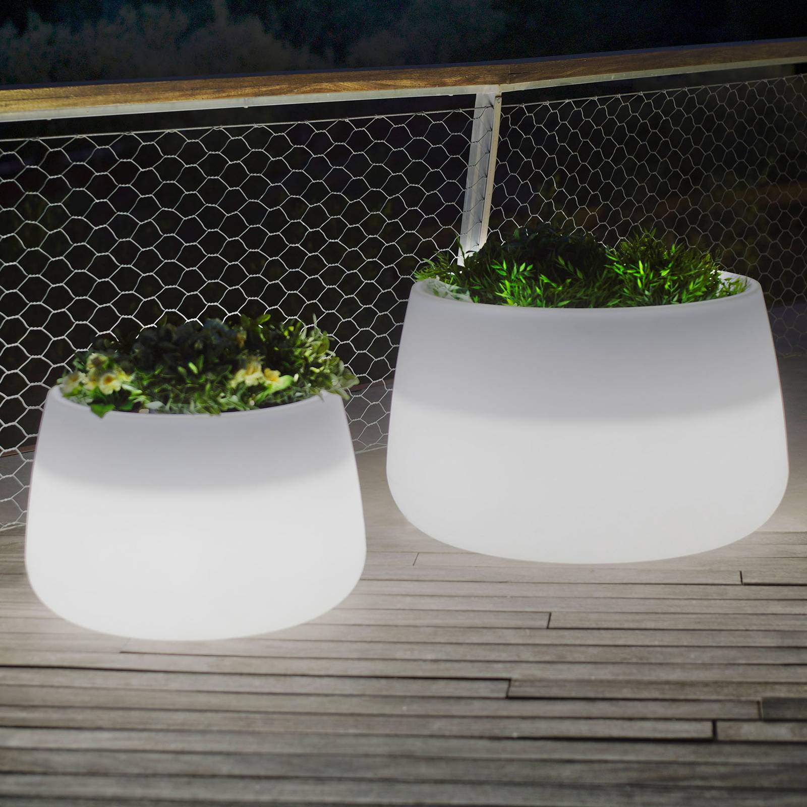 E-shop Newgarden LED solárny kvetináč Camelia, dobíjateľná batéria, Ø 59 cm, biely