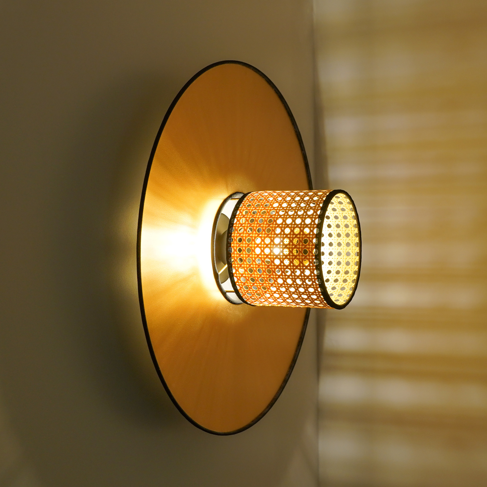 Zidna svjetiljka Euluna Manila, zlatne boje, ratan, Ø 50 cm