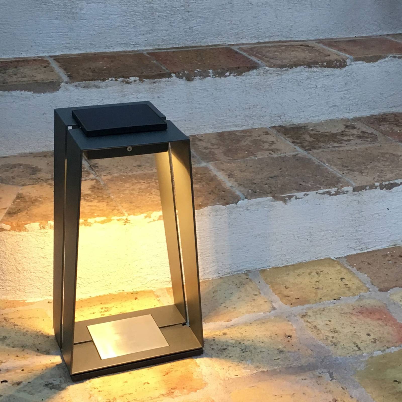 Levně LED solární lucerna Skaal z hliníku, 40 cm, šedá