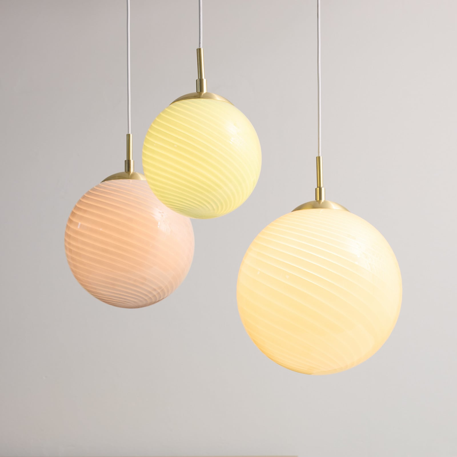 CANDY BALL –riippuvalo, oliivi/antiikkimessinki, halkaisija 20 cm – Halo Design - Olohuone - Lasi - Yksilamppuinen