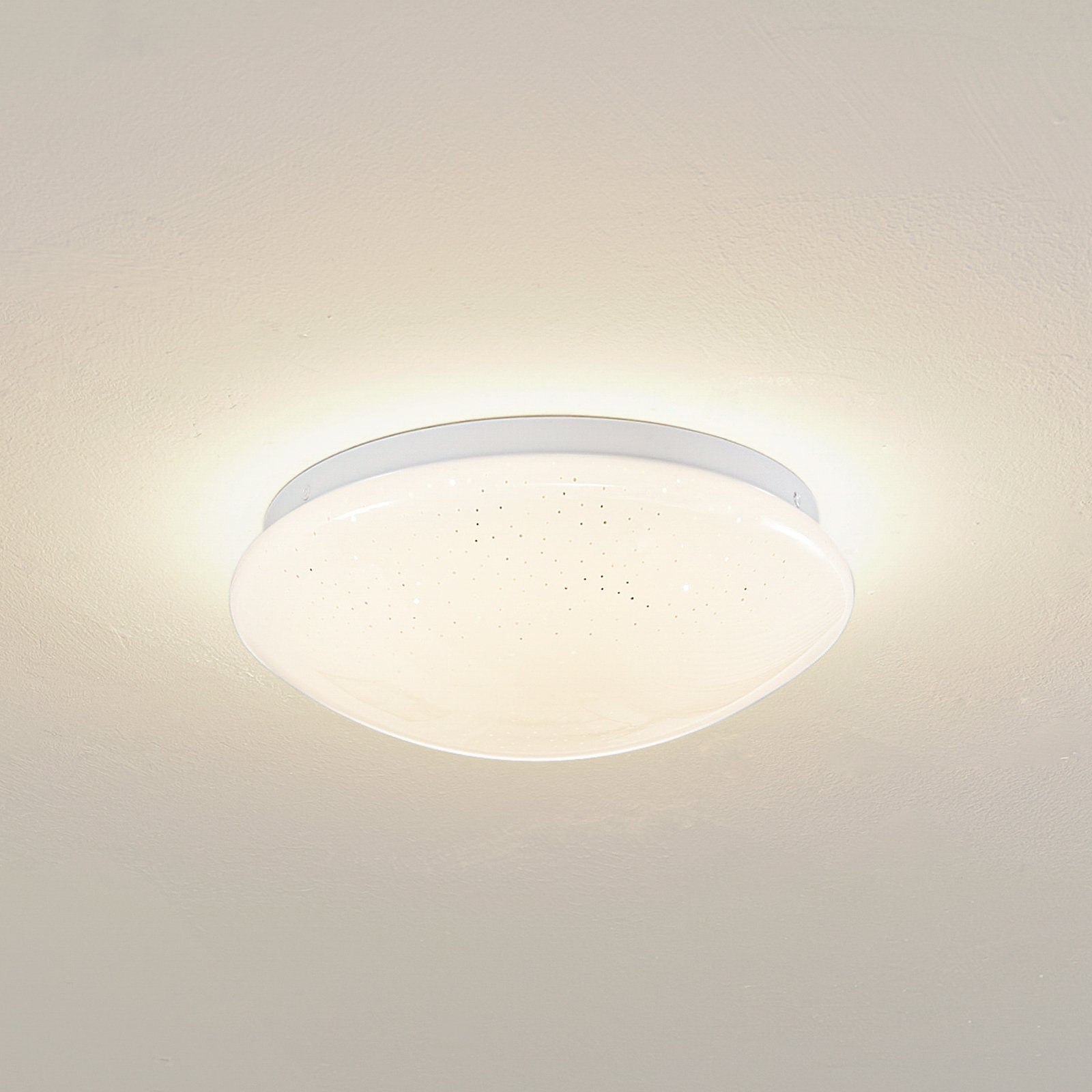 Lindby loftlampe Janosch, hvid, Ø28cm, fjernbetjening