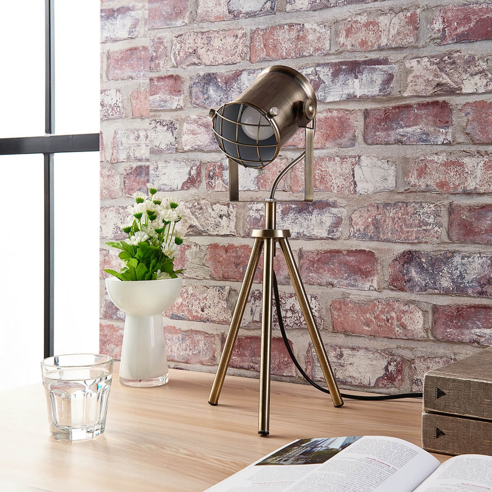 Industrial-looking table lamp Ebbi, antique brass