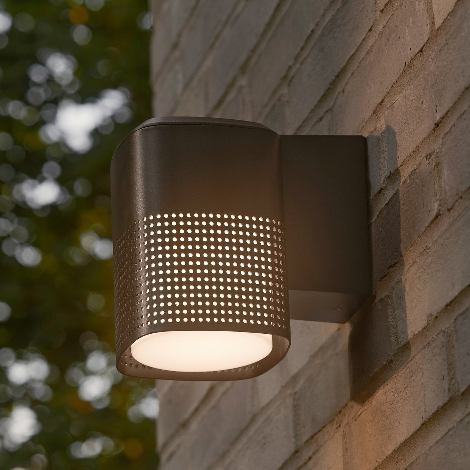 Sidara Seaside utomhusv&auml;gglampa, svart, IP54, E27 &ndash; Nordlux - Balkong - Modern - Aluminium - Med en ljusk&auml;lla